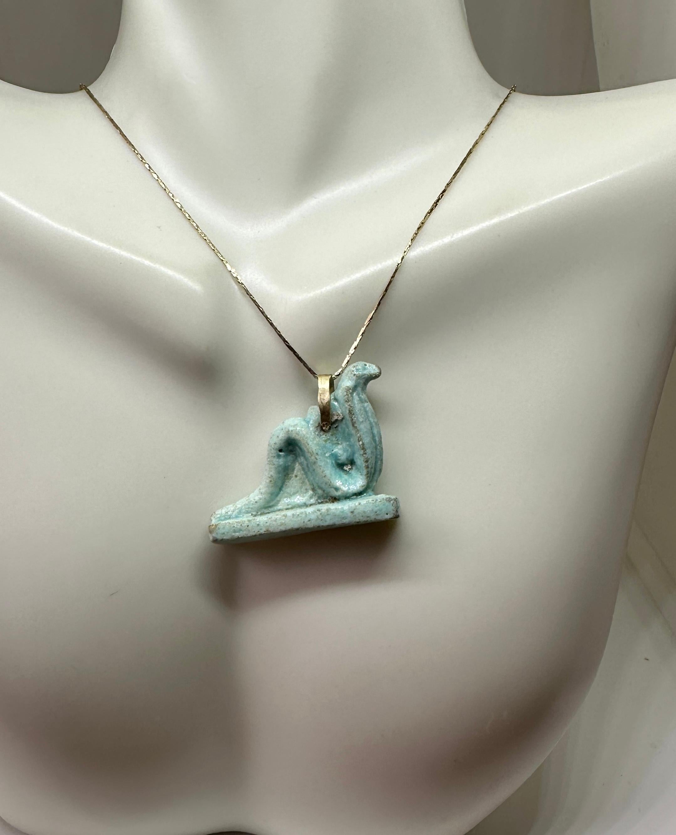 Ancienne Égypte Faience verte Cobra Serpent Uraeus Amulette 600-300 BC 14K en vente 2