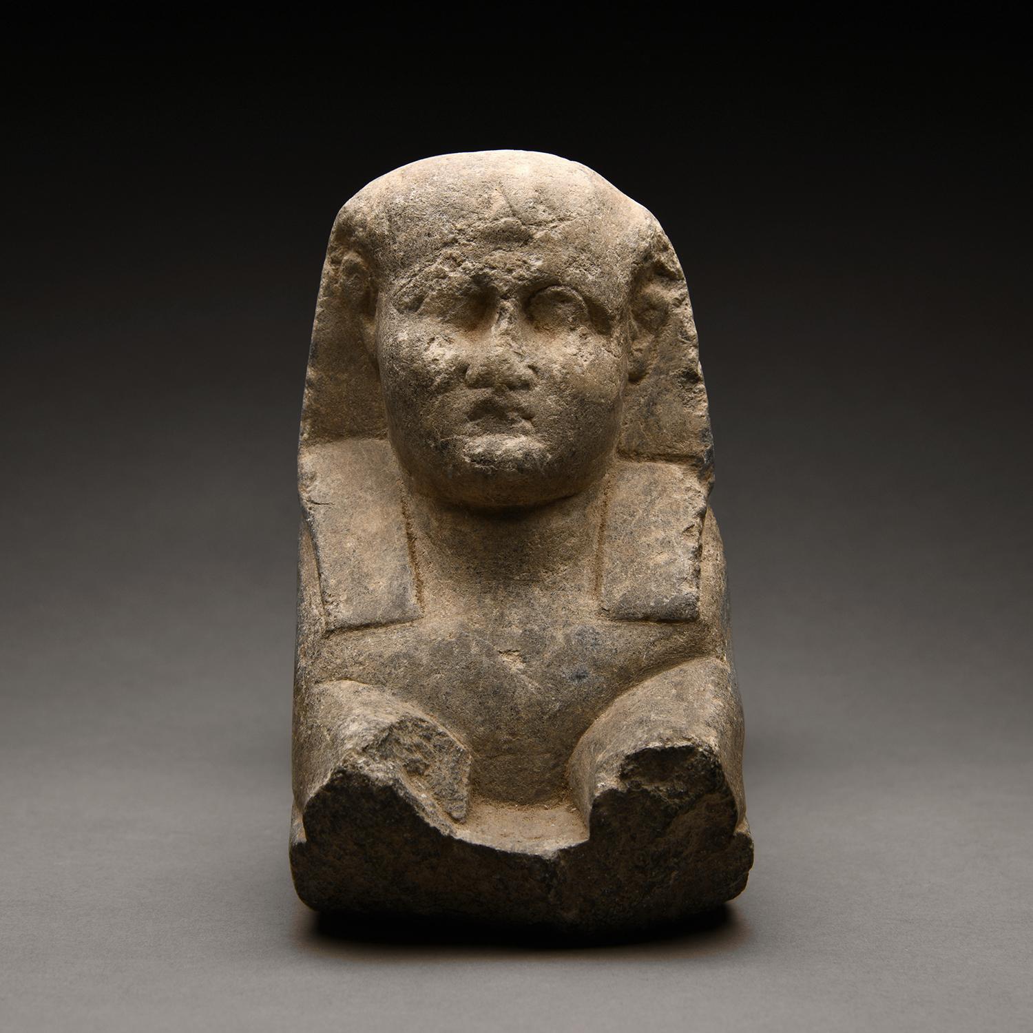 Egizio Ancient Egyptian Grey Marble Sphinx in vendita