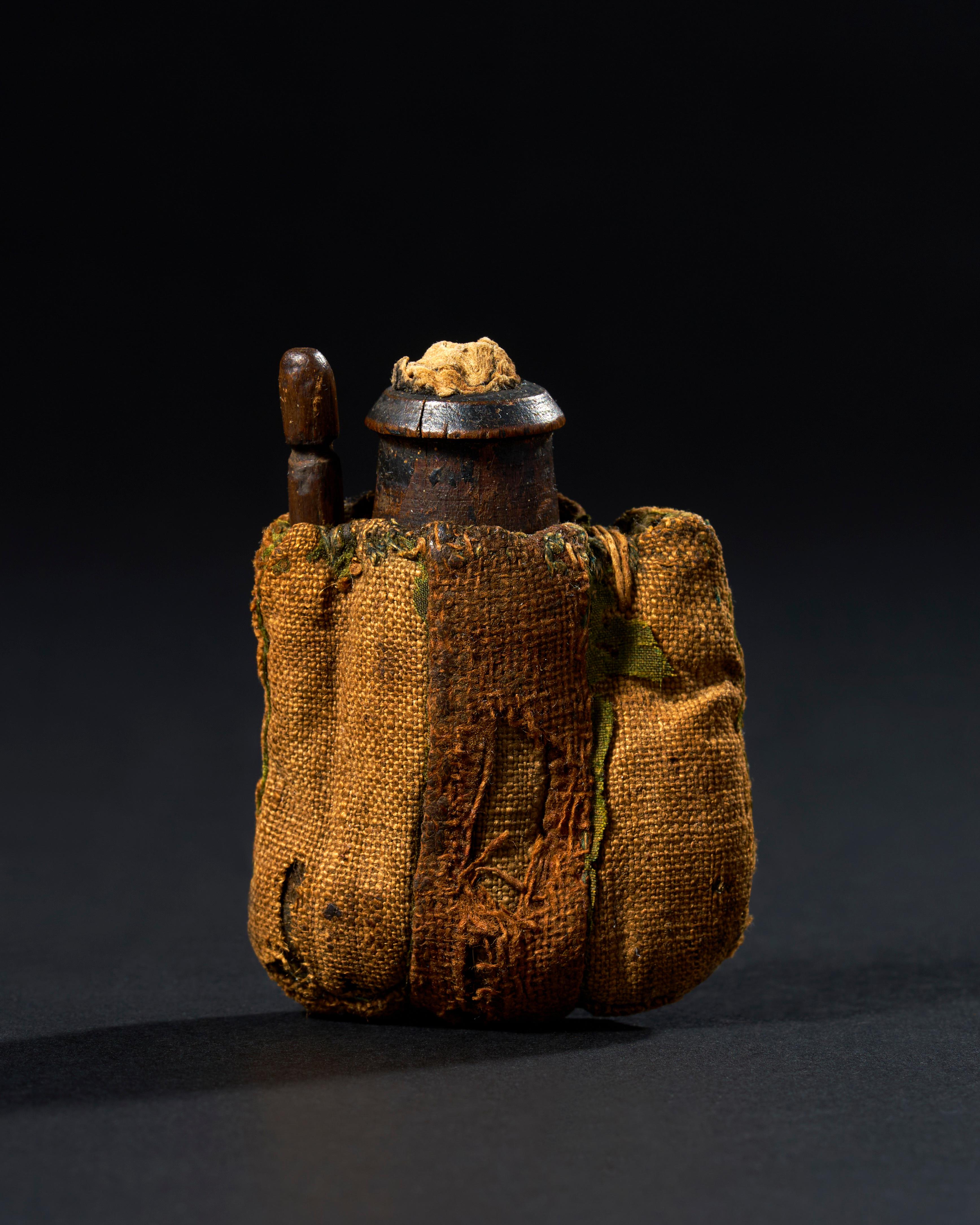 Antiguo conjunto egipcio de recipiente para kohl, datado en el Reino Nuevo (c. 1550-1295 a.C.), incluye un recipiente de madera para guardar el kohl, un cosmético negro utilizado para adornar y proteger los ojos, junto con un aplicador tallado y una