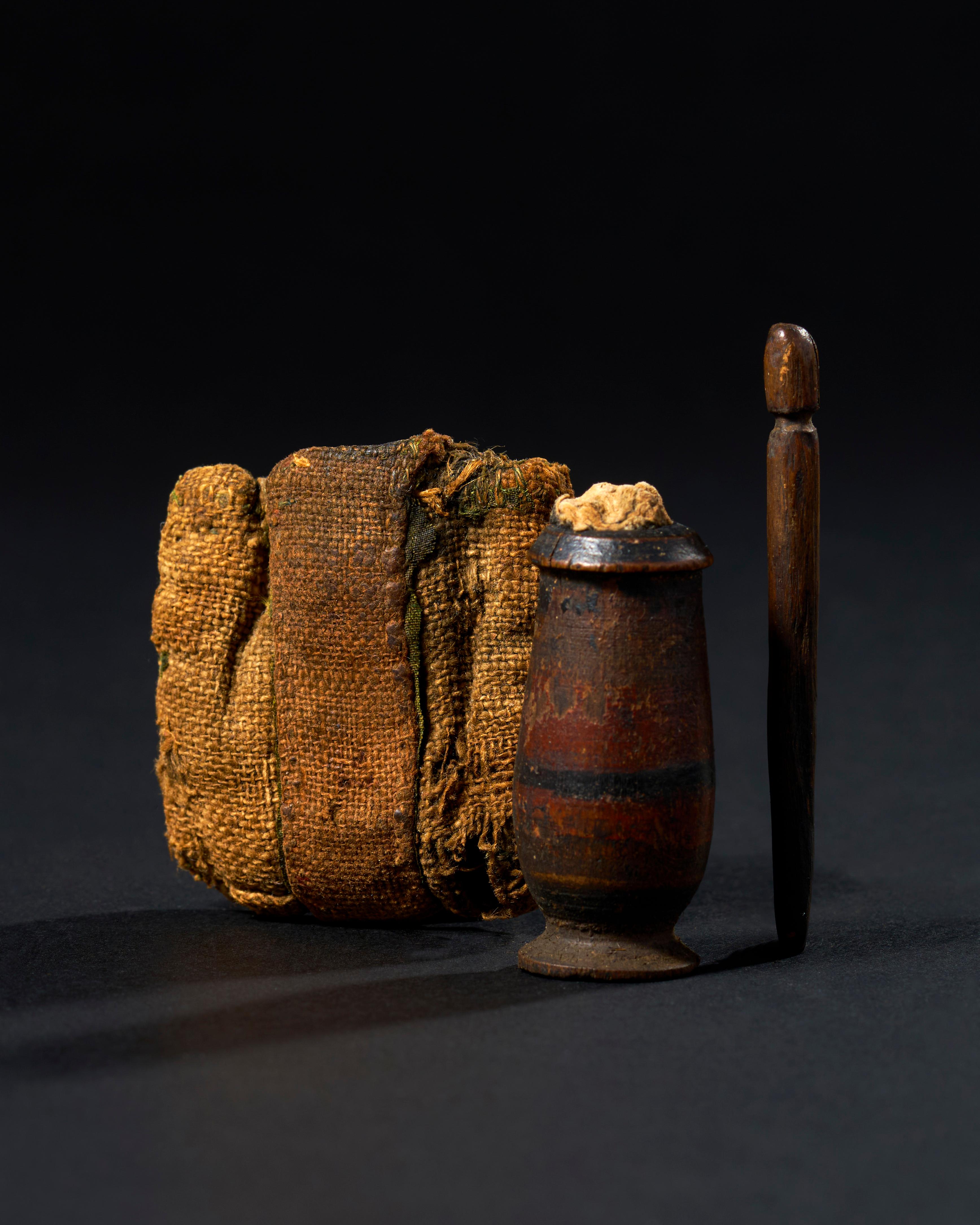 Vaso y aplicador de kohl del Antiguo Egipto, periodo del Nuevo Reino, 1550-1295 a.C. Egipcio en venta