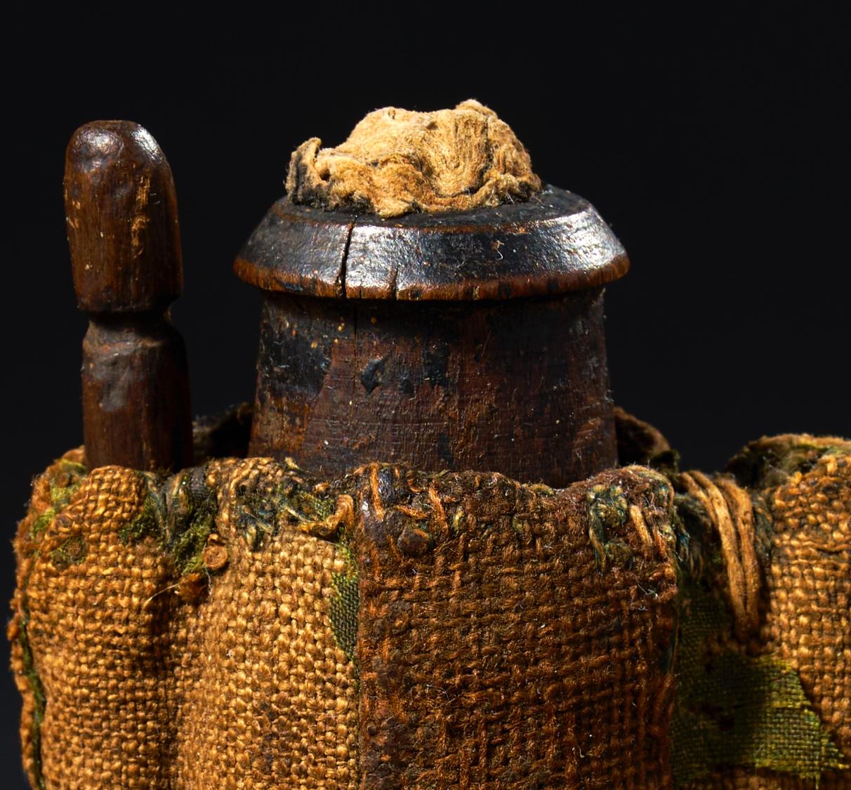 Vaso y aplicador de kohl del Antiguo Egipto, periodo del Nuevo Reino, 1550-1295 a.C. en Bueno estado para la venta en London, GB