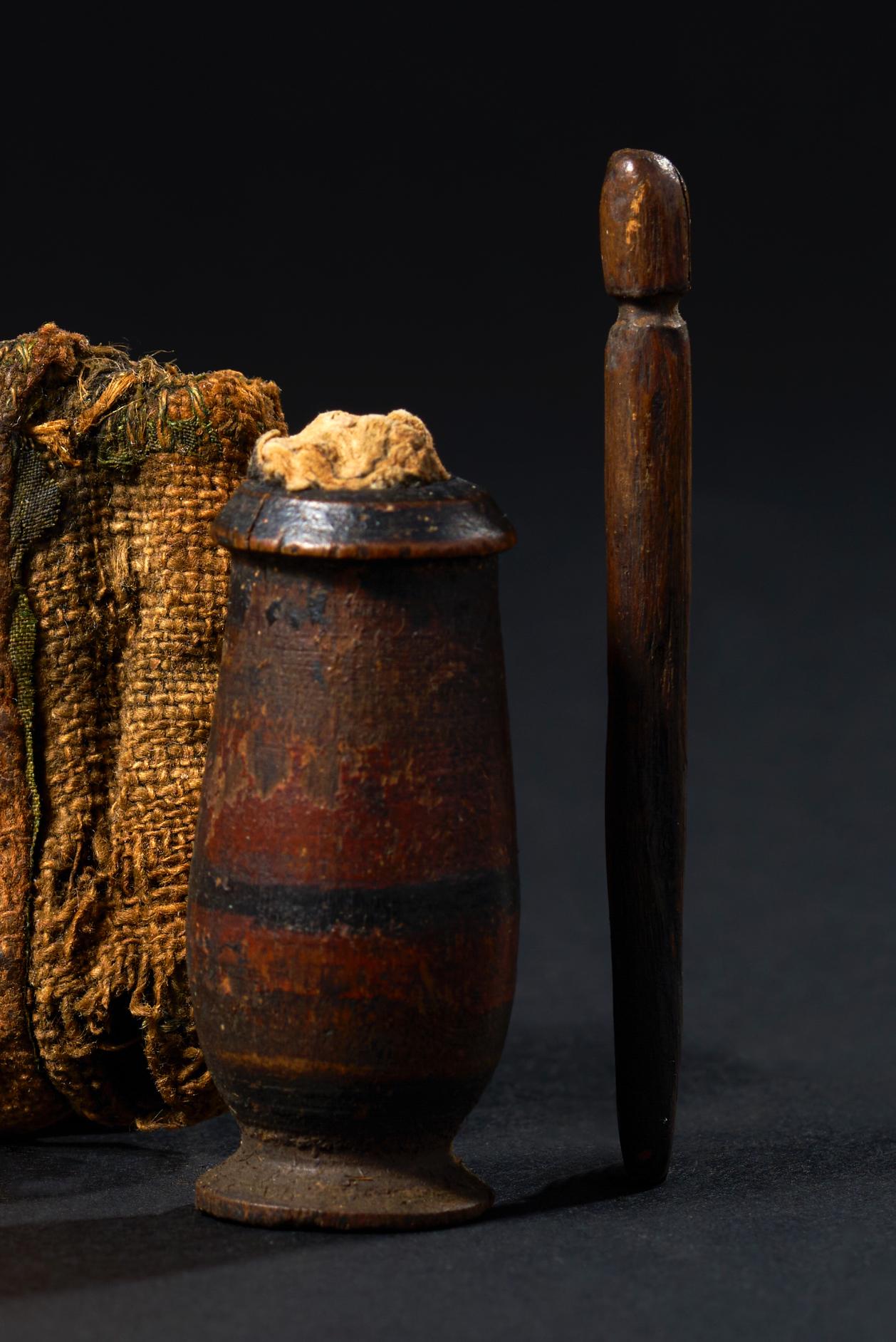 Vaso y aplicador de kohl del Antiguo Egipto, periodo del Nuevo Reino, 1550-1295 a.C. siglo XVIII y antes en venta