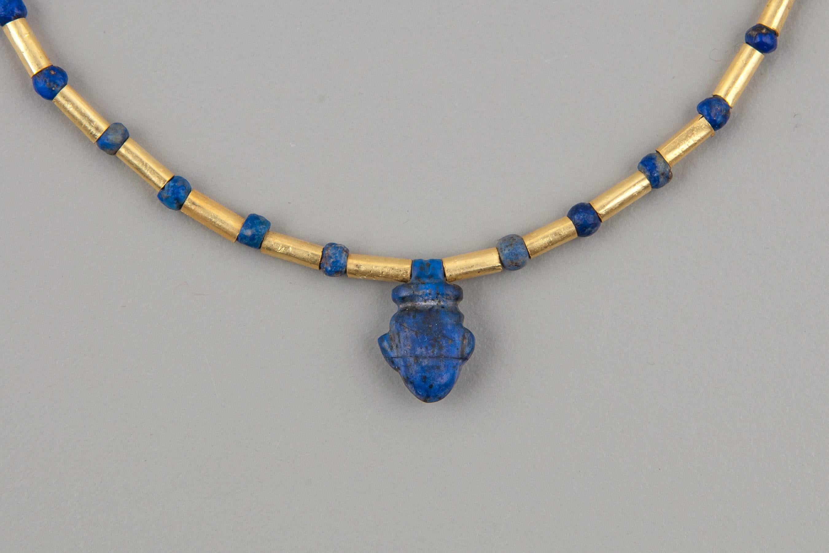 Achtundvierzig Lapislazuli-Perlen im Wechsel mit achtundvierzig Röhrenperlen aus 20-karätigem Gold mit einem ägyptischen Lapislazuli-Herz