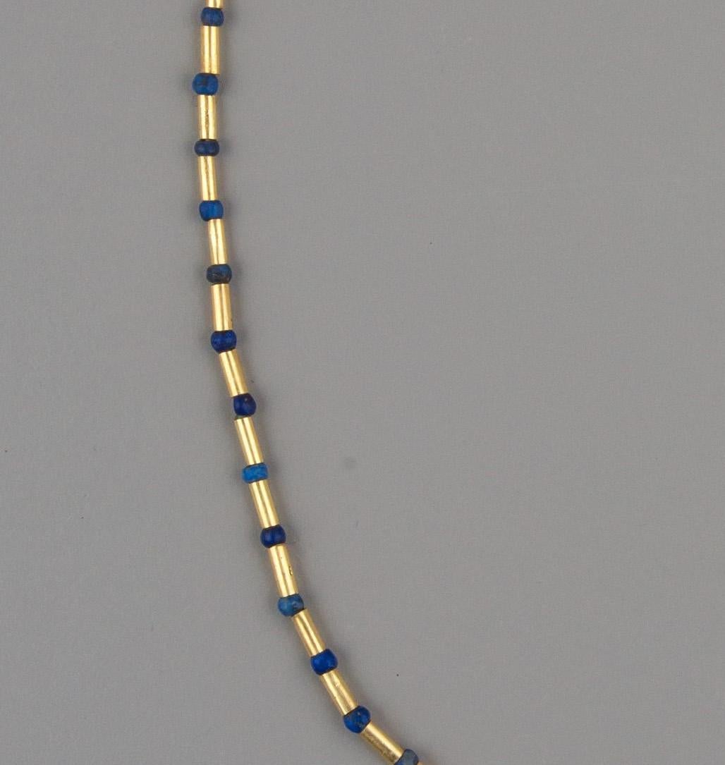 Altägyptisches Lapis-Herz-Anhänger mit Lapis-Lazuli-Perlen, 20k Goldrohre (Künstler*in) im Angebot