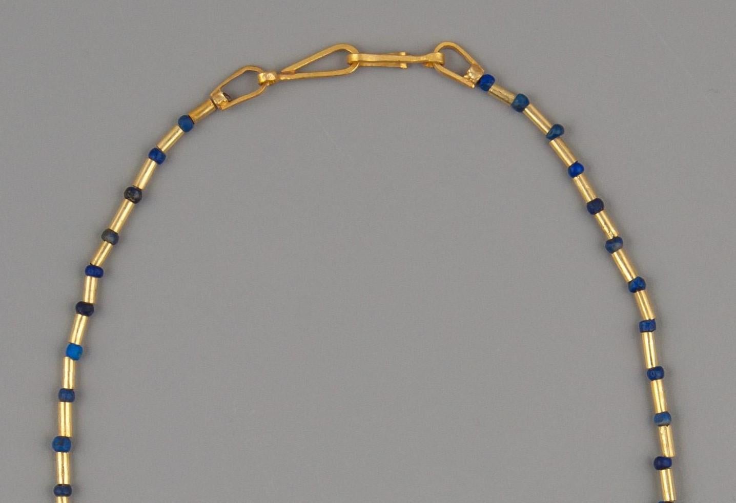Altägyptisches Lapis-Herz-Anhänger mit Lapis-Lazuli-Perlen, 20k Goldrohre im Zustand „Gut“ im Angebot in Bloomington, IN