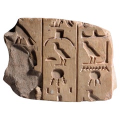 Antiguo relieve egipcio de piedra caliza con jeroglíficos