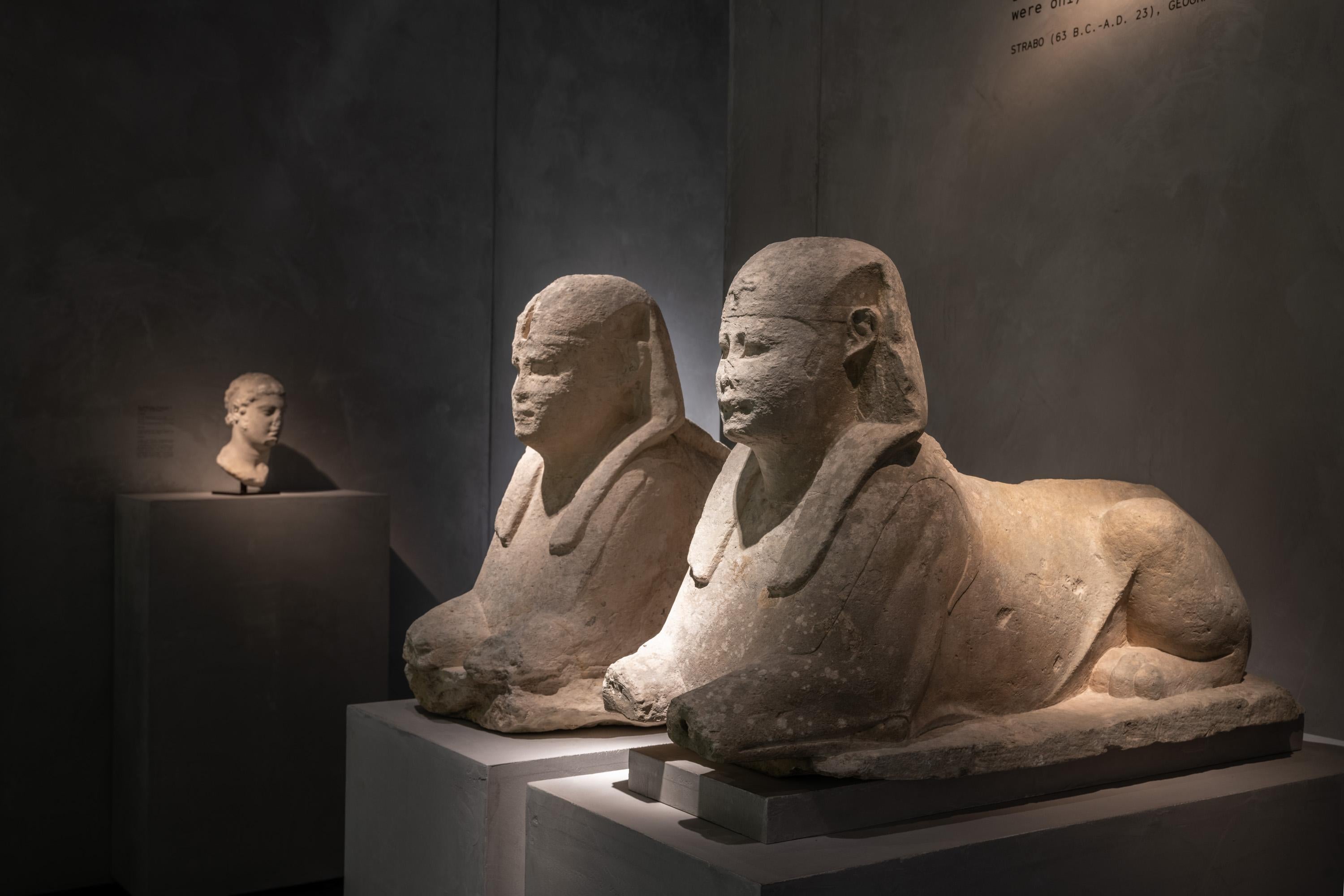 Égyptien Sphinx de temples monumentaux égyptiens anciens en vente