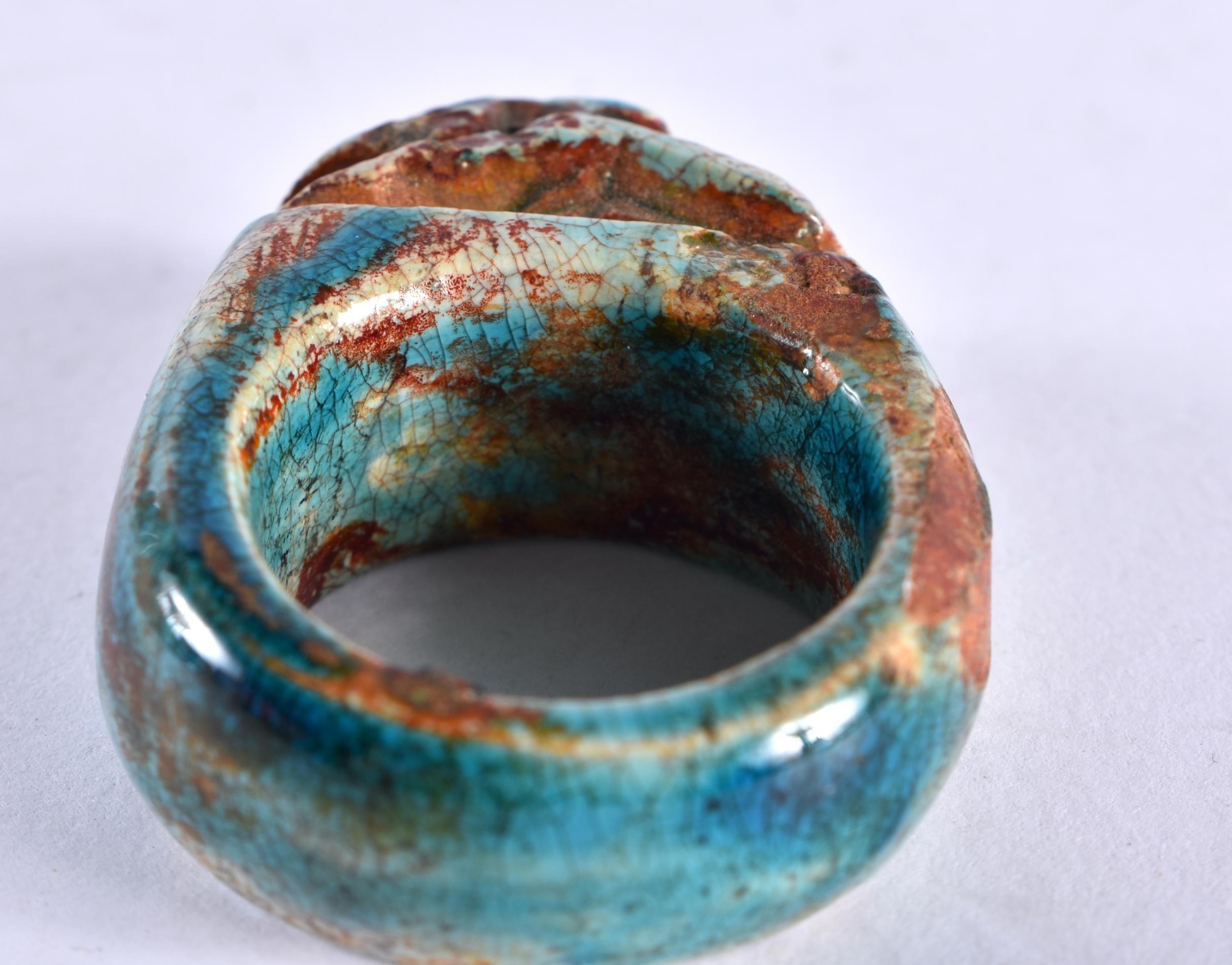 Este extraordinario anillo de loza de escarabajo del Nuevo Reino del Antiguo Egipto, que data de 1550 a 1070 a.C., es una pieza de historia rara y cautivadora. El anillo presenta un escarabajo finamente trabajado, símbolo de renacimiento, protección