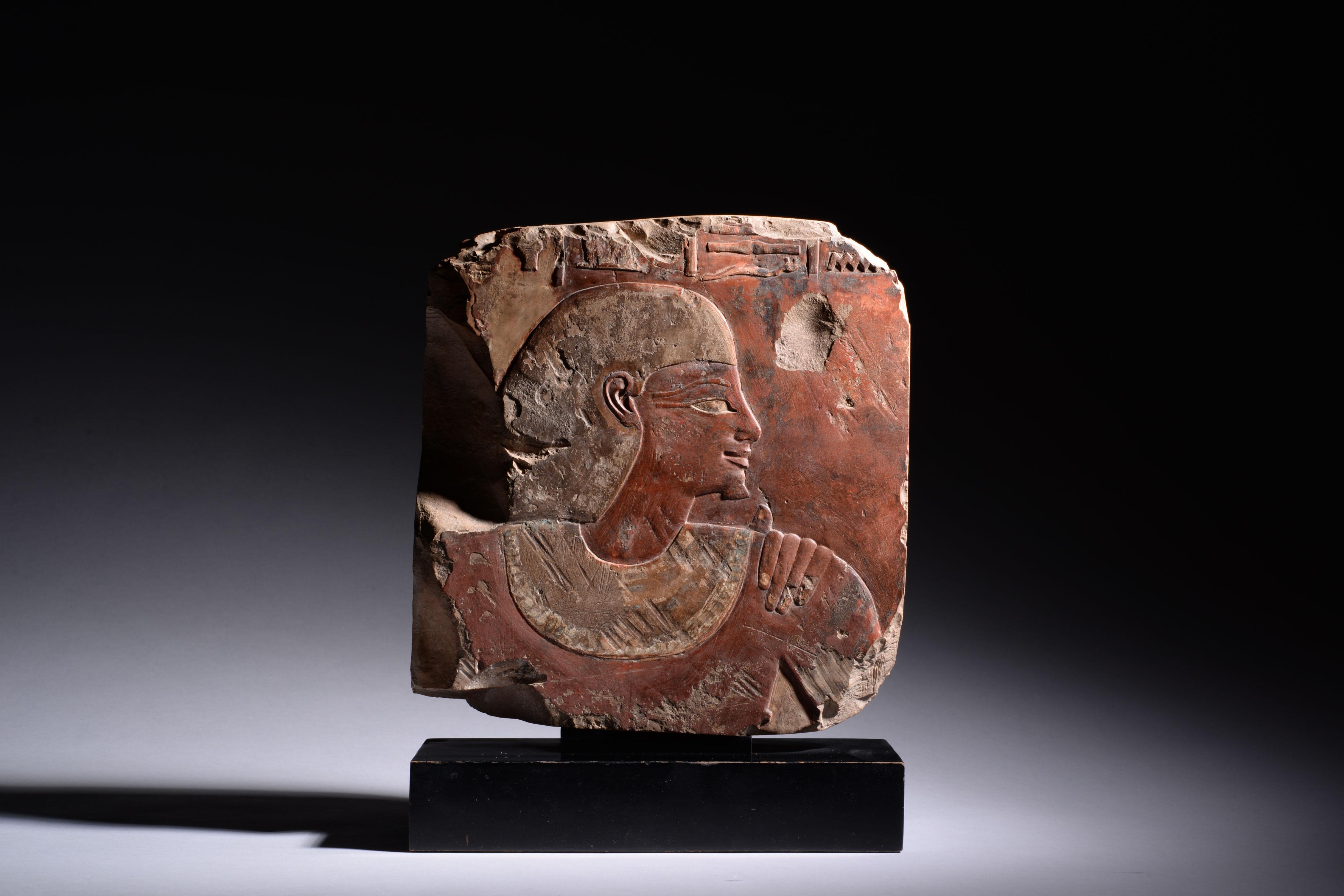 Un superbo rilievo, scolpito in pregiata pietra calcarea nativa durante l'epoca d'oro della fioritura culturale e artistica dell'antico Egitto. La scena ritrae un funzionario di alto rango, elegantemente adornato con un ampio colletto e una parrucca