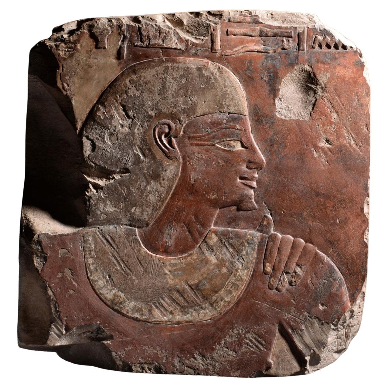 Sculpture en relief peinte de l'Égypte ancienne représentant un homme et sa femme