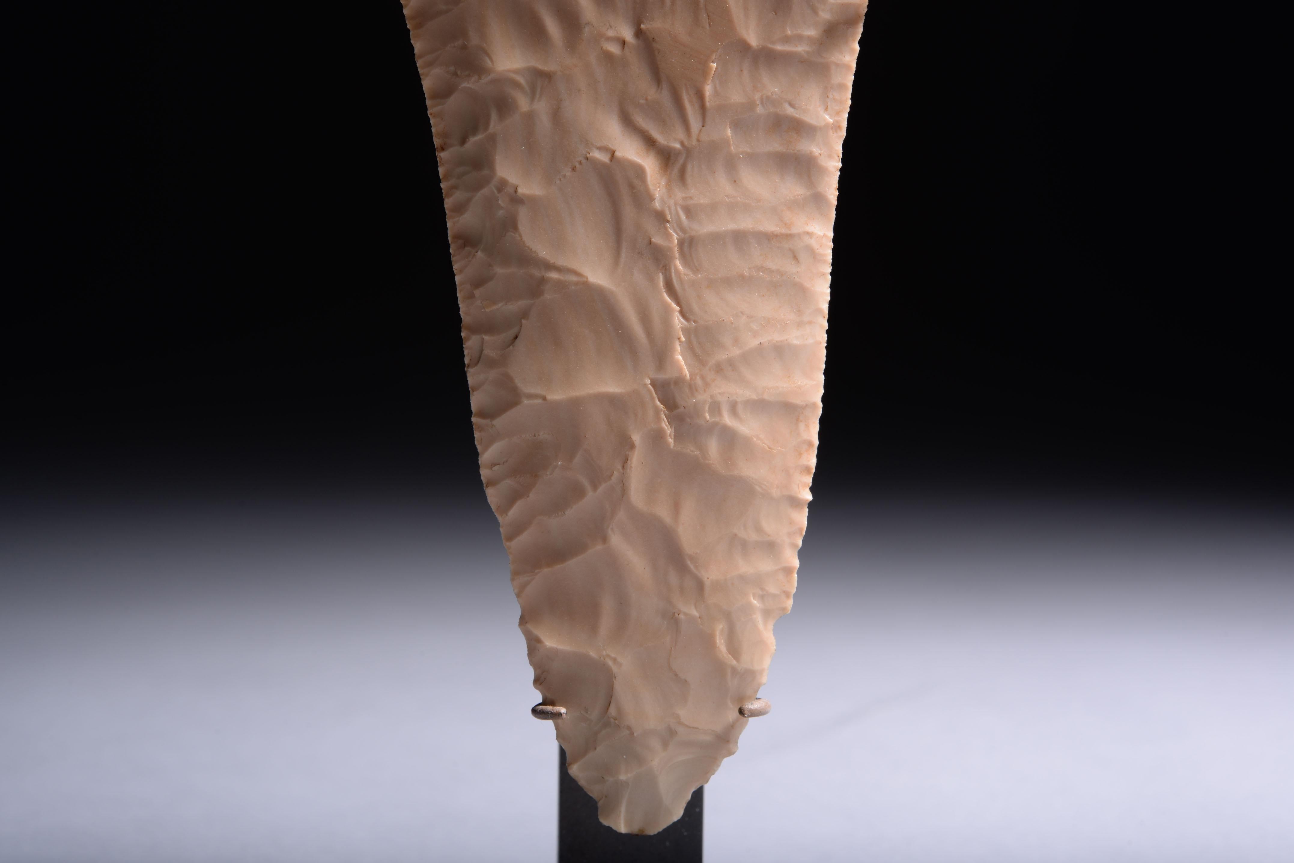 Ancient Egyptian Predynastic Flint Fish-Tail Knife In Excellent Condition In London, GB