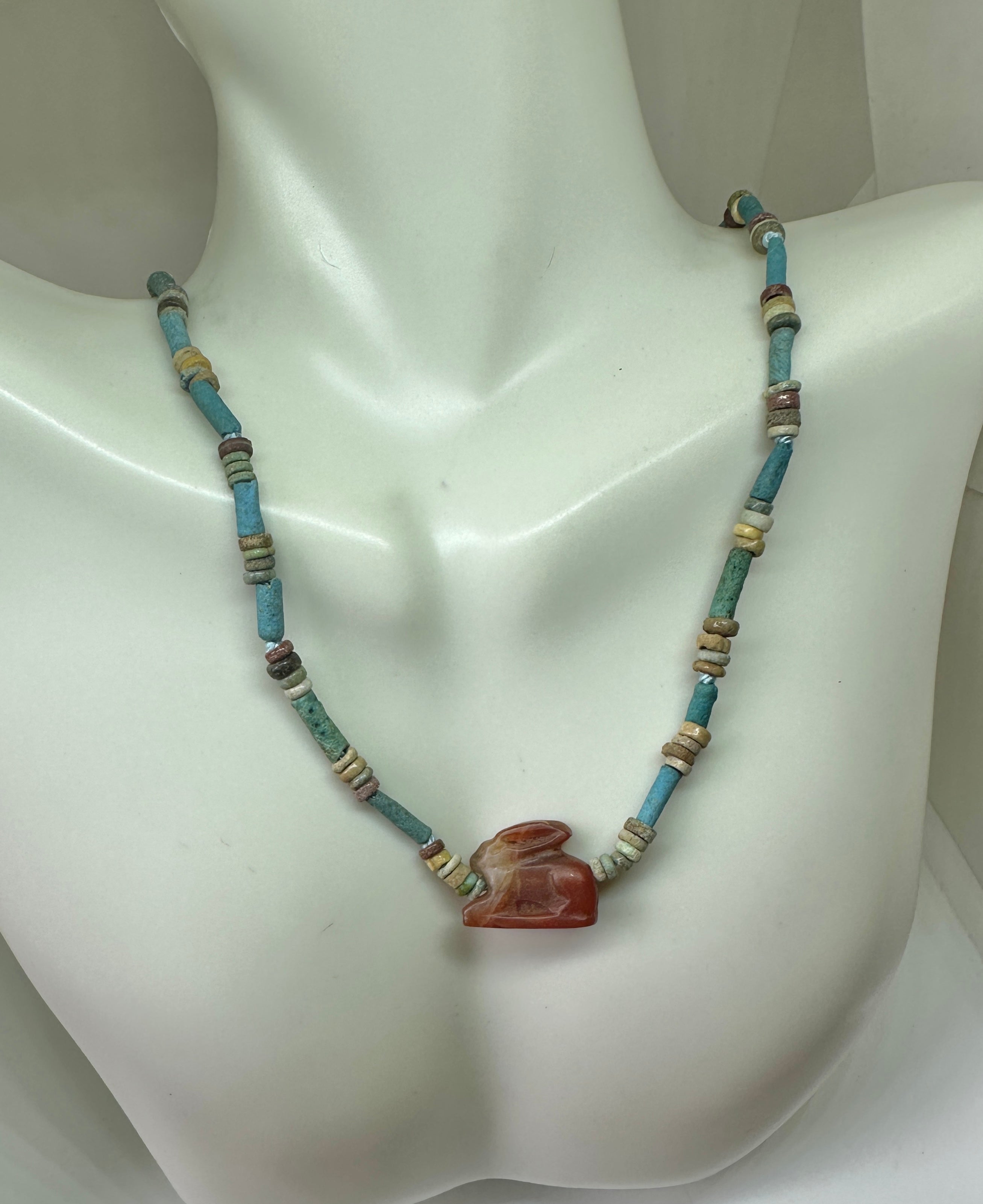 Ce rare collier d'amulettes de lapin ou de lièvre en faïence bleue et cornaline, fabriqué entre 600 et 300 avant J.-C., est un chef-d'œuvre de l'art et du design de l'Égypte ancienne. Le lapin est une extraordinaire amulette égyptienne ancienne