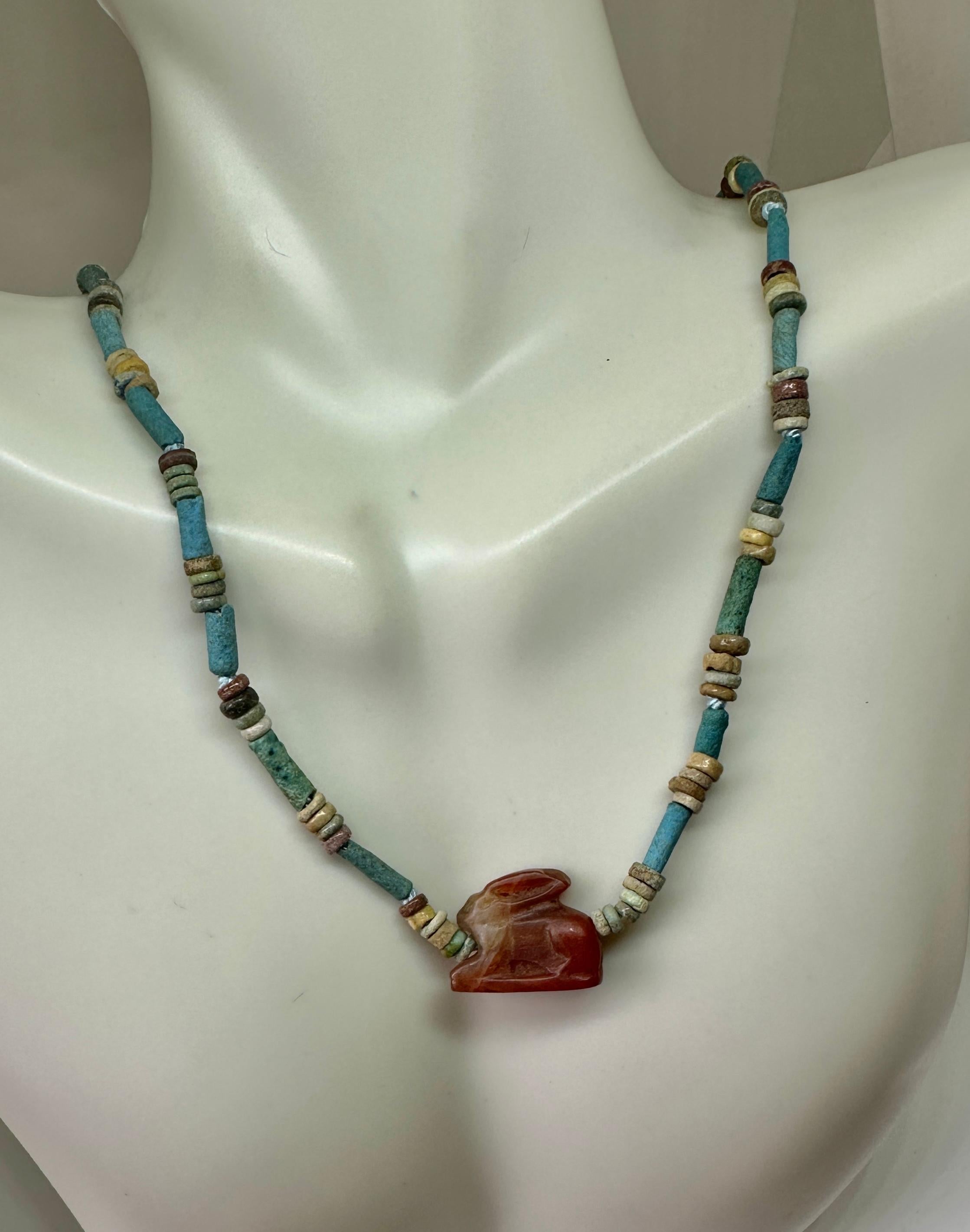 Collier Amulette Lapin Lièvre Ancienne Egypte 14K Or Faïence Bleue 600-300 BC en vente 1