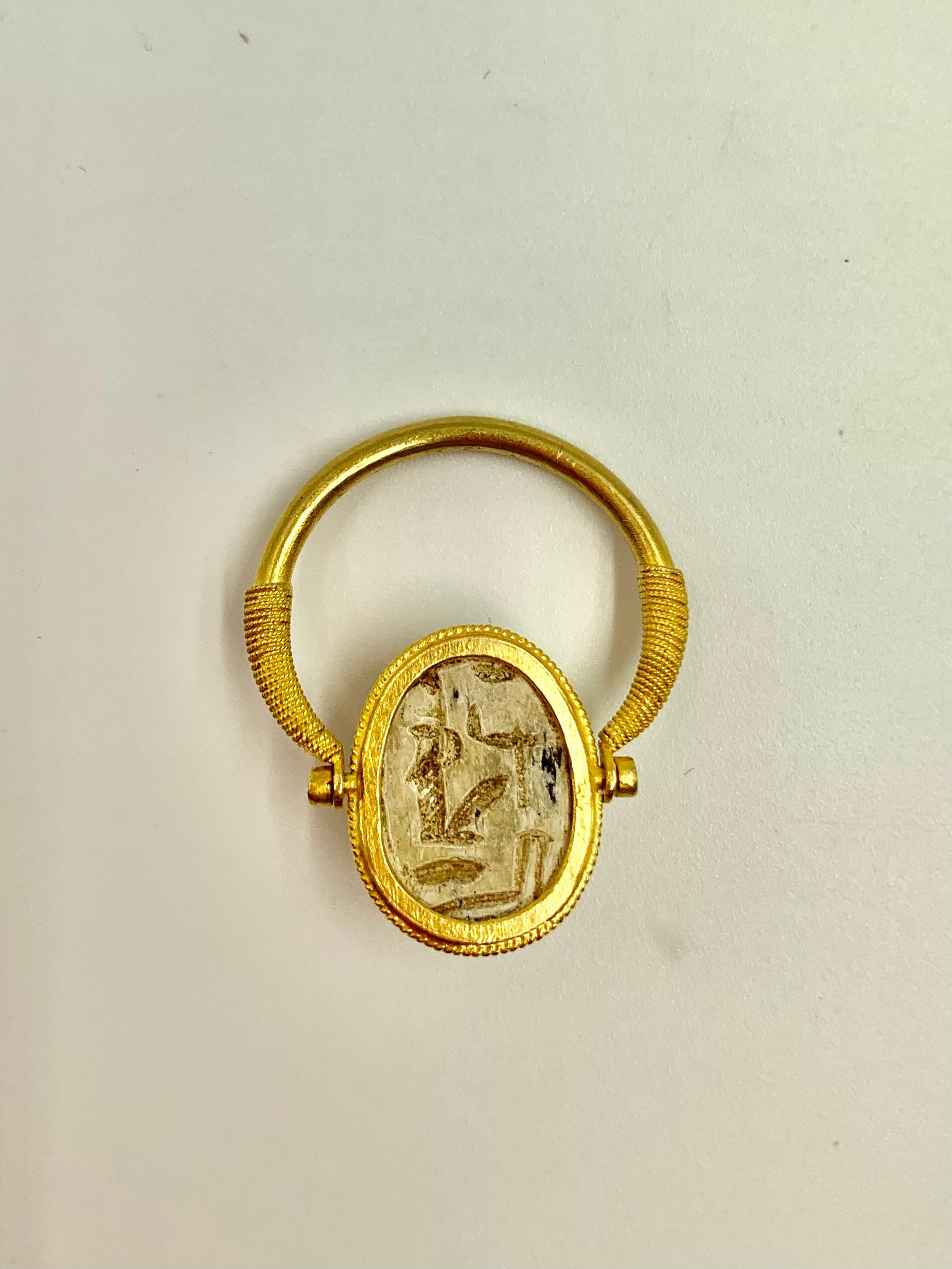 Néo-égyptien Ancienne amulette de scarabée égyptienne pivotante en or jaune 22 carats en vente