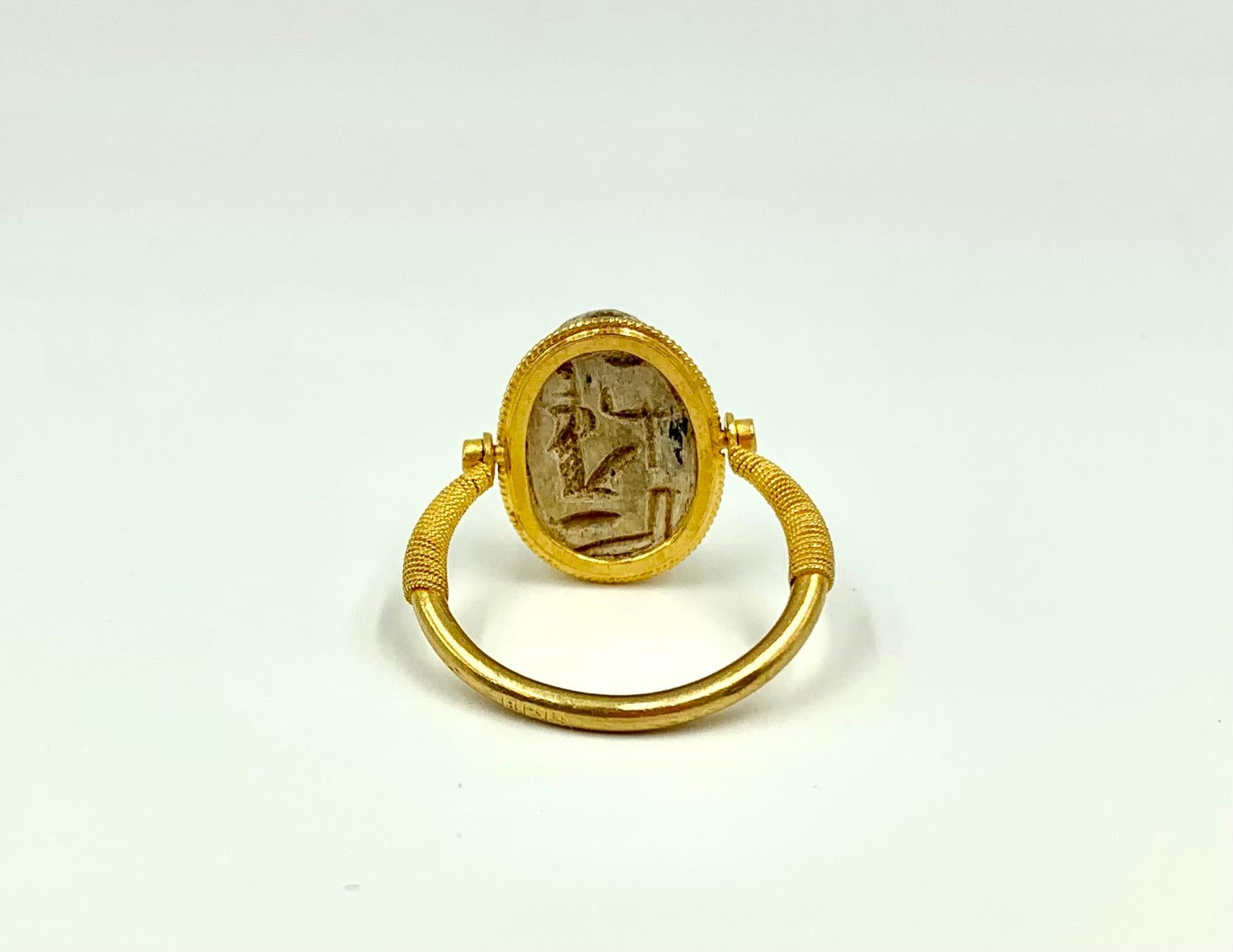 Ancient Egyptian Steatite Scarab Amulet 22K Yellow Gold Swivel Signet Ring In Good Condition For Sale In New York, NY