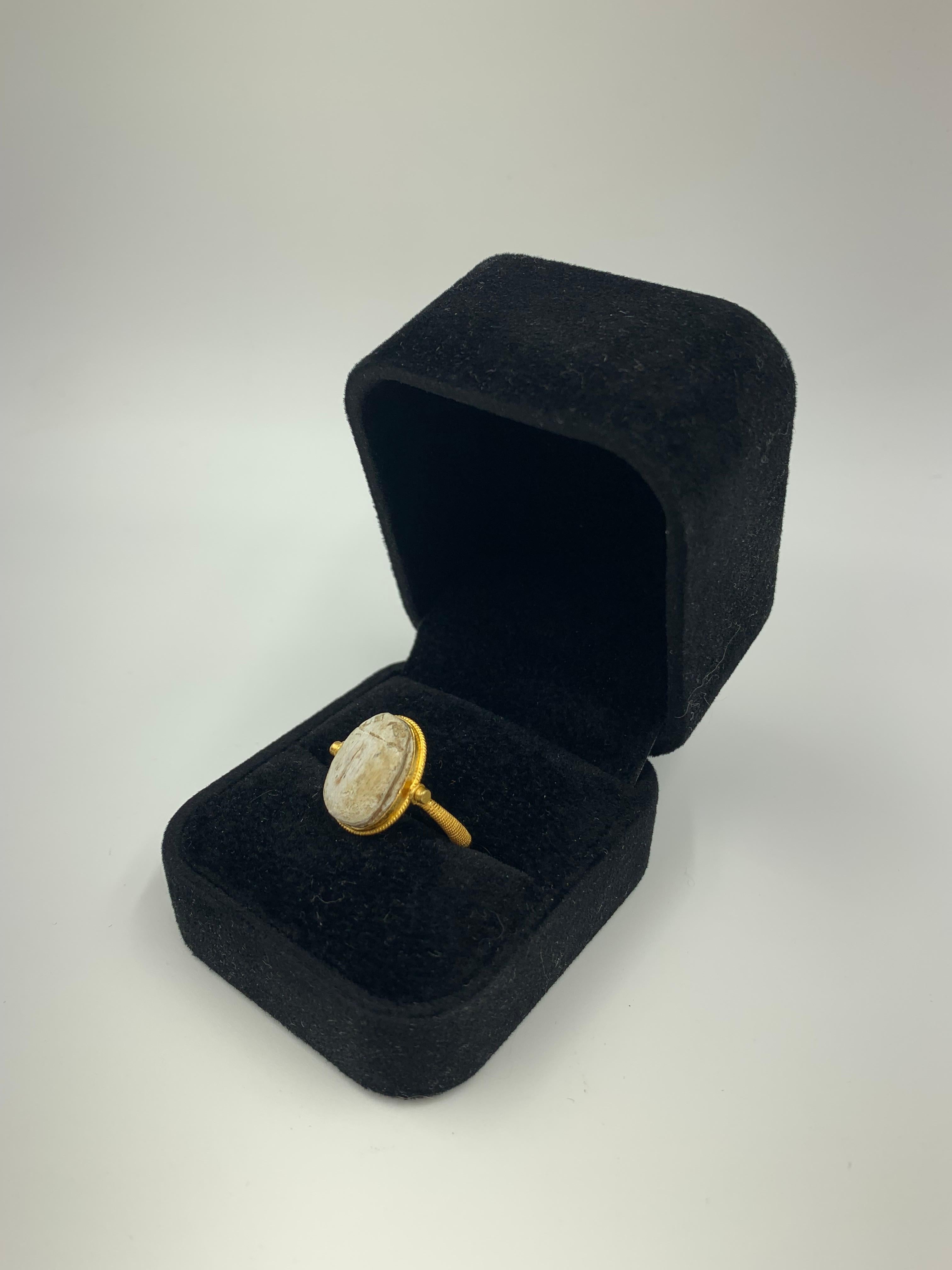 Women's or Men's Ancient Egyptian Steatite Scarab Amulet 22K Yellow Gold Swivel Signet Ring For Sale