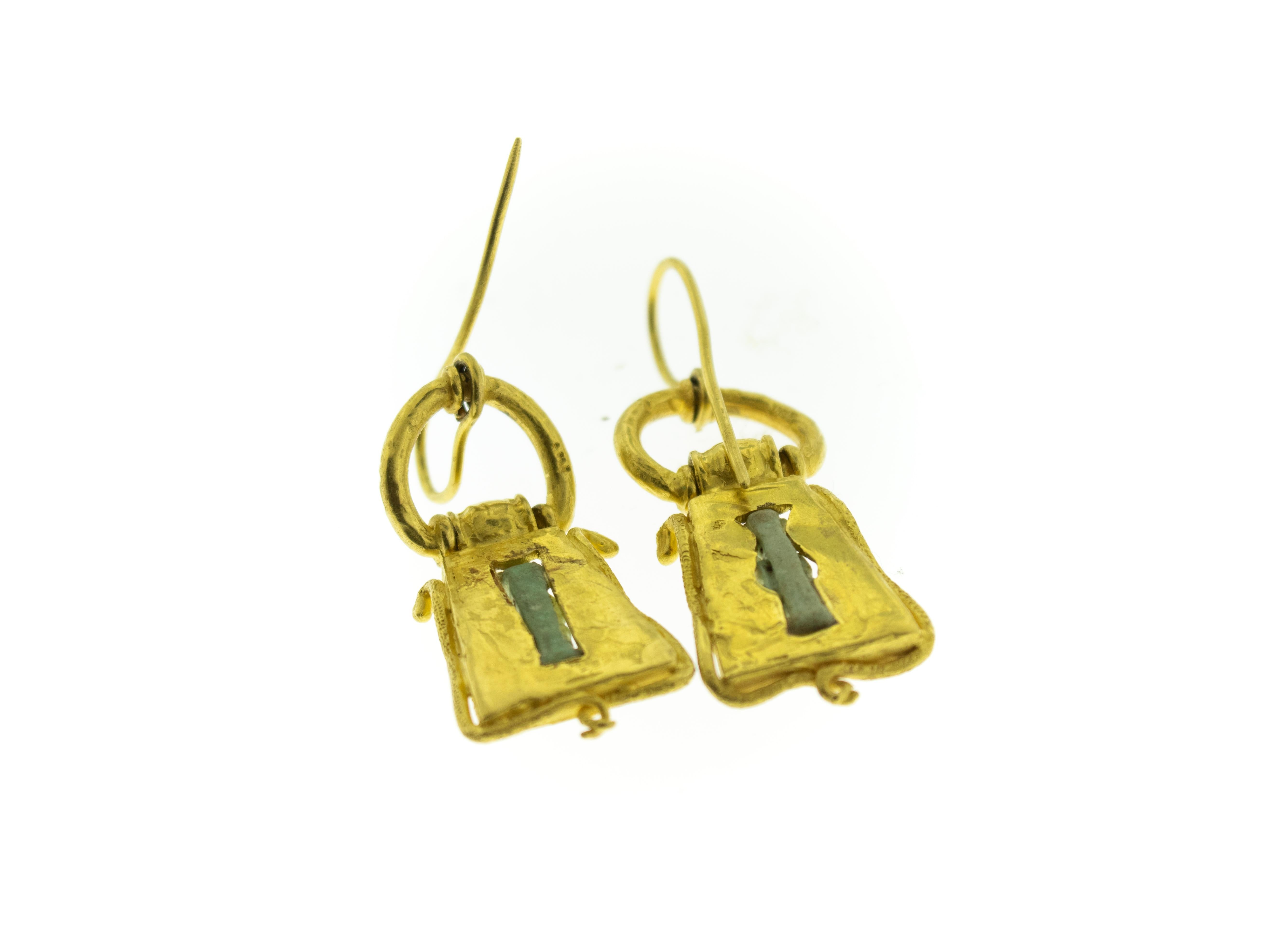 Ohrringe mit antiker ägyptischen Steinfigur und Artefakt aus 22 Karat Gold (Revival) im Angebot