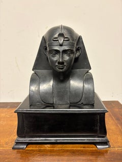 Busto di un faraone in stile egizio antico su base laccata nera