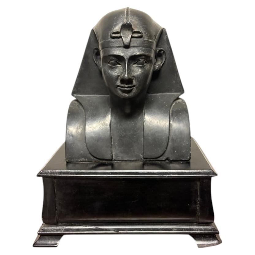 Buste de pharaon de style égyptien antique sur socle en laque noire
