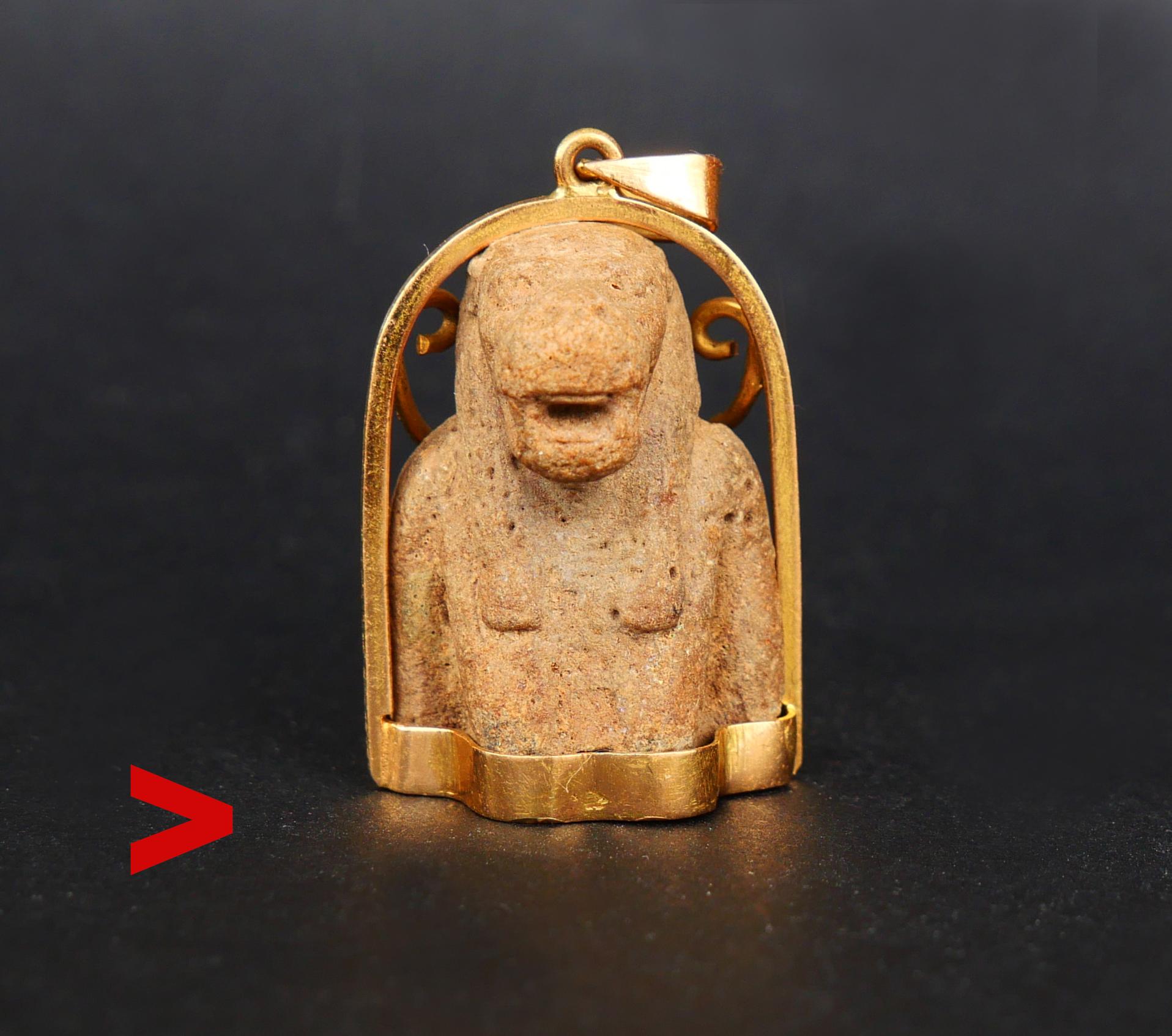 
Pendentif original de Taweret, déesse protectrice de l'accouchement et de la fertilité de l'Égypte ancienne, datant d'au moins 2000 ans (ou beaucoup plus ancien), monté dans une monture en or massif 18 carats. Le matériau est de la fiance ou de la