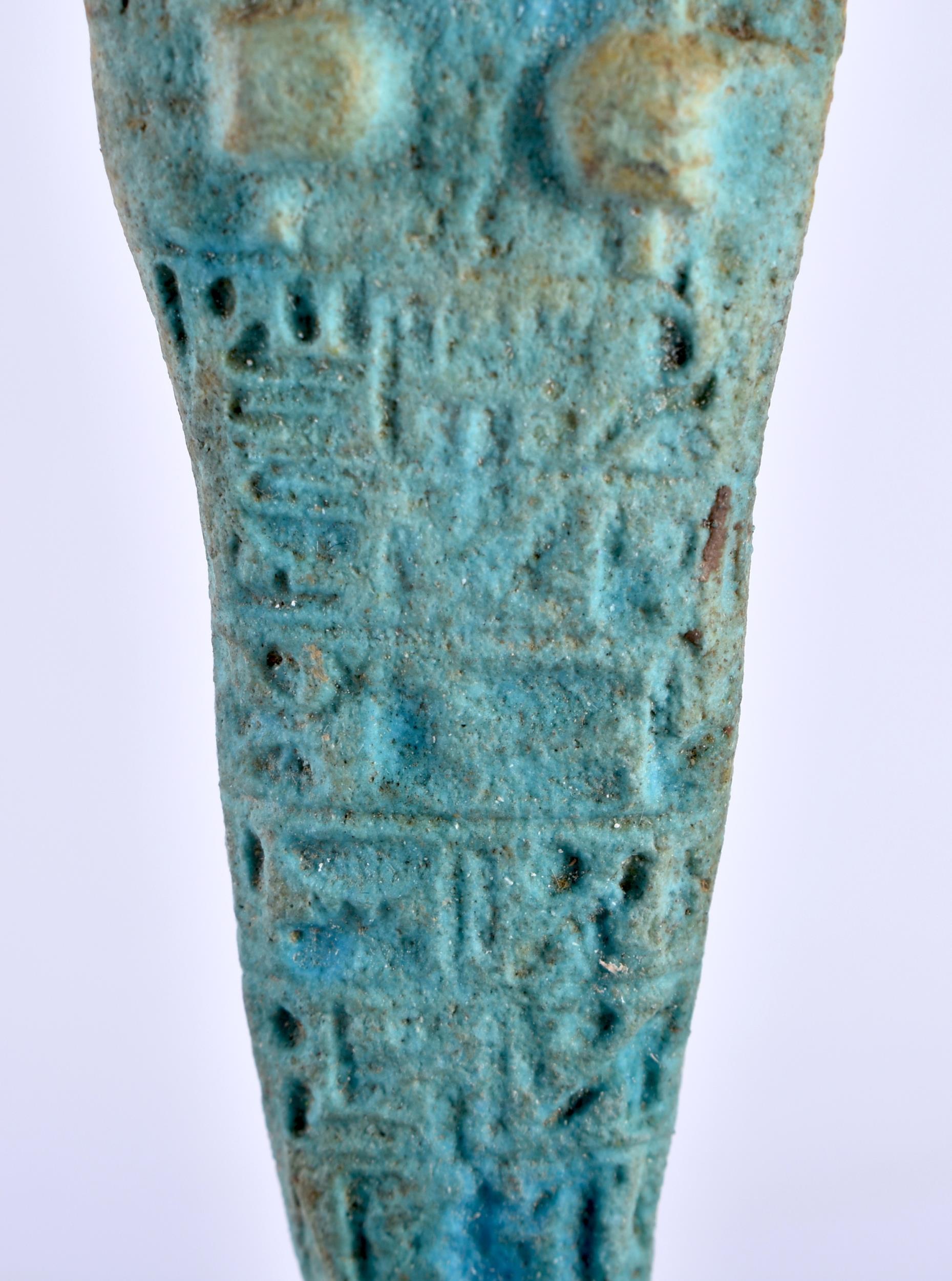 Altägyptische türkisfarbene glasierte Fayence-Uschabti aus der 26. Dynastie
Guter Zustand, ausgestellt auf Ständer

Ein ägyptischer Ushabti, auch bekannt als Shabti oder Shawabti, ist eine kleine Grabfigur, die im alten Ägypten häufig in Gräbern und