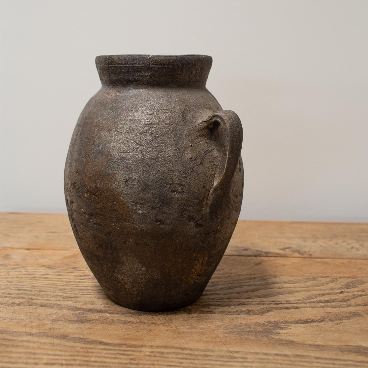 Ce type de vase égyptien a été taillé dans une pierre très dure à l'aide d'un simple foret et était très probablement utilisé pour le stockage d'onguents ou de liquides. Les petites poignées à ergots permettaient de suspendre le navire à l'aide de