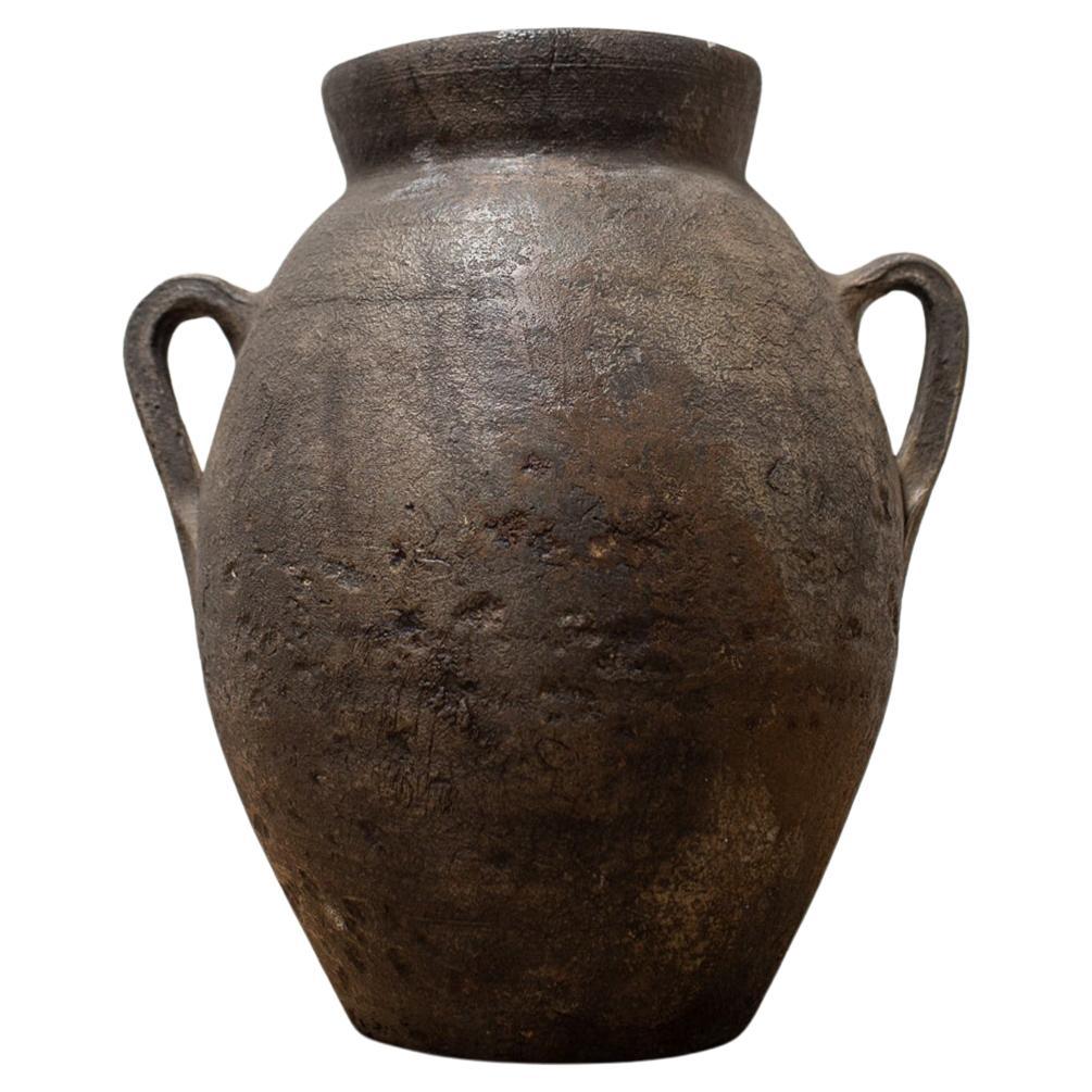 Vase égyptien ancien avec poignées à ergots