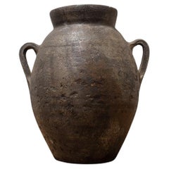 Vase égyptien ancien avec poignées à ergots