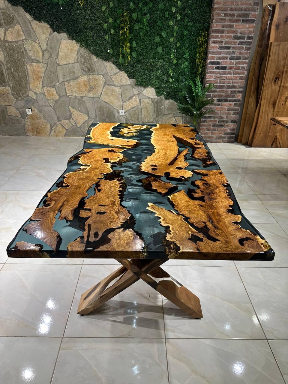 Spazzolato Tavolo da sala da pranzo in legno e resina epossidica con bordo vivo, Tavolo da sala da pranzo in noce in vendita