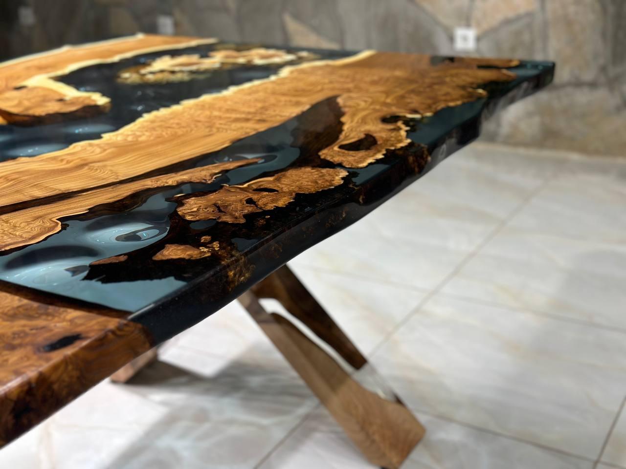 Resina epossidica Tavolo da sala da pranzo in legno e resina epossidica con bordo vivo, Tavolo da sala da pranzo in noce in vendita