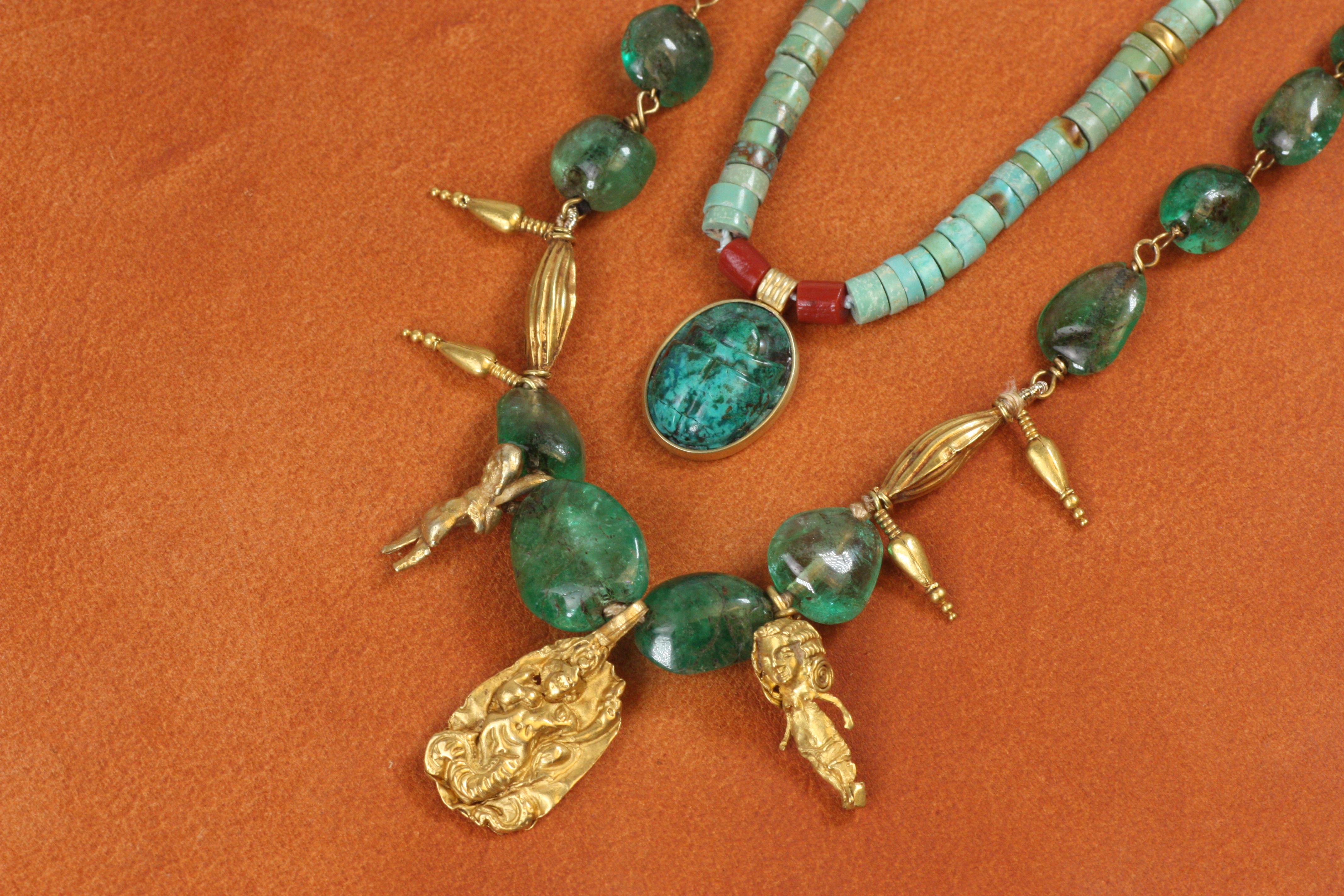 Perlina Antica collana di smeraldi e charm d'oro con perline e provenienza in vendita