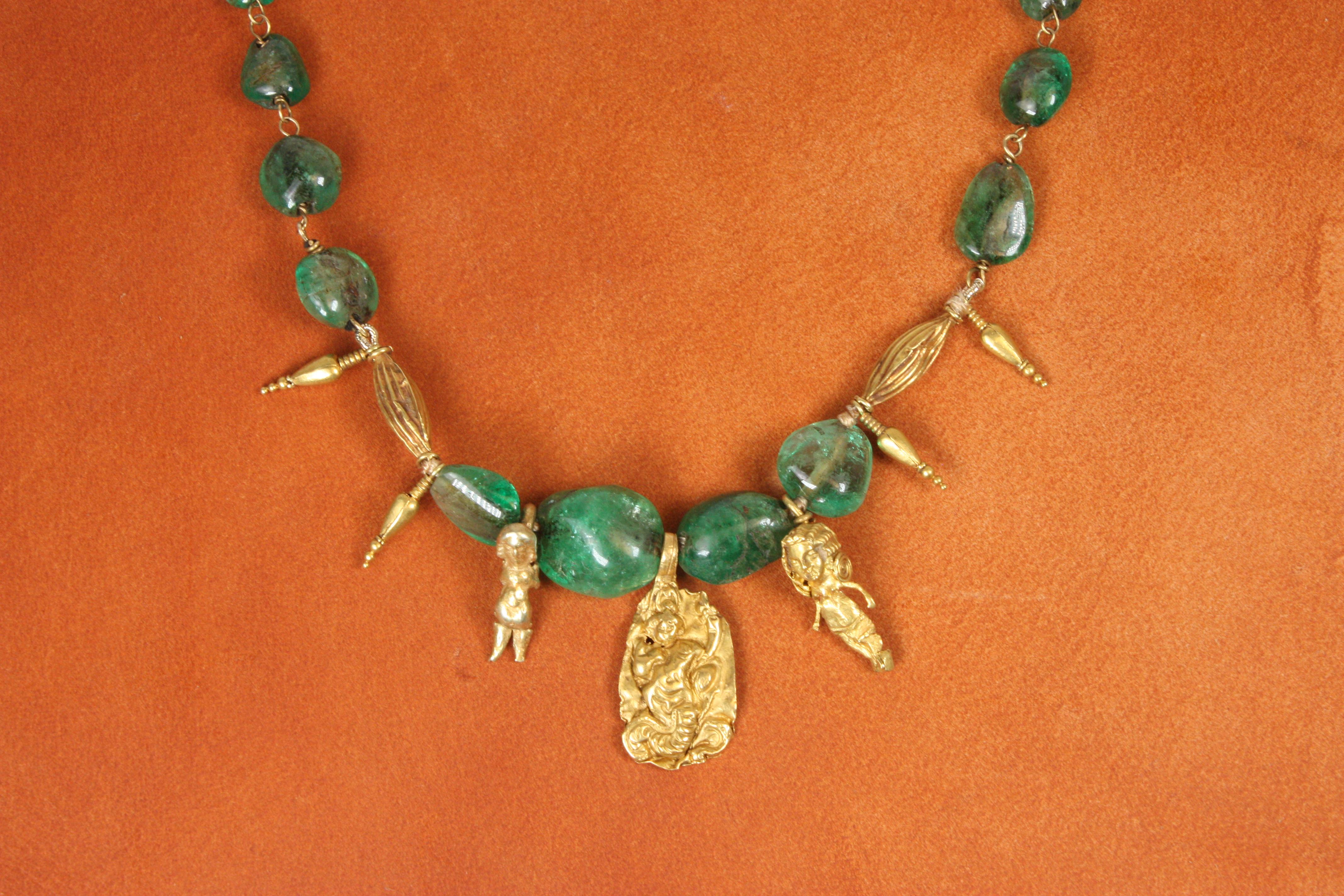 Antica collana di smeraldi e charm d'oro con perline e provenienza In condizioni Nuovo in vendita a Santa Monica, CA