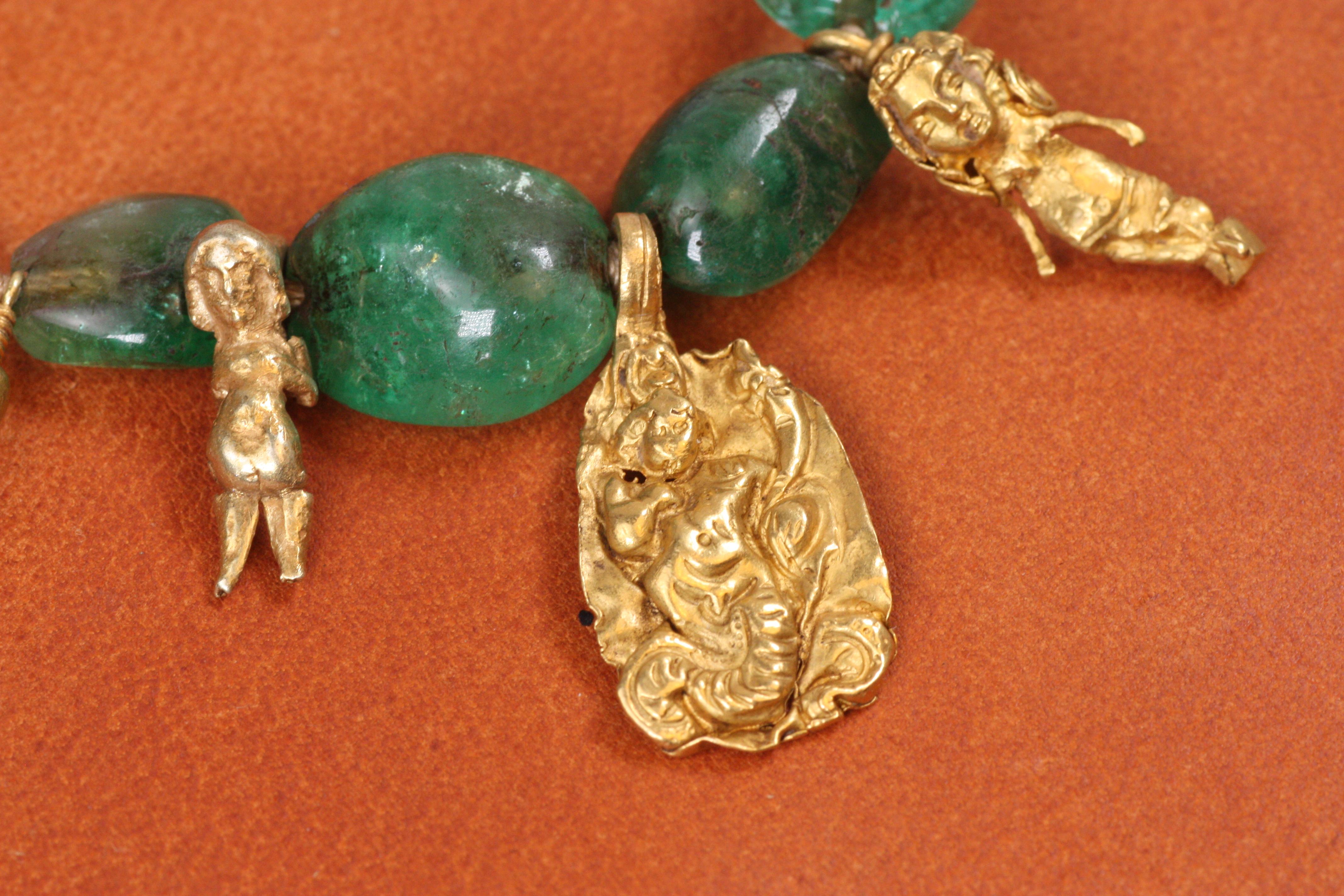 da uomo o donna Antica collana di smeraldi e charm d'oro con perline e provenienza in vendita