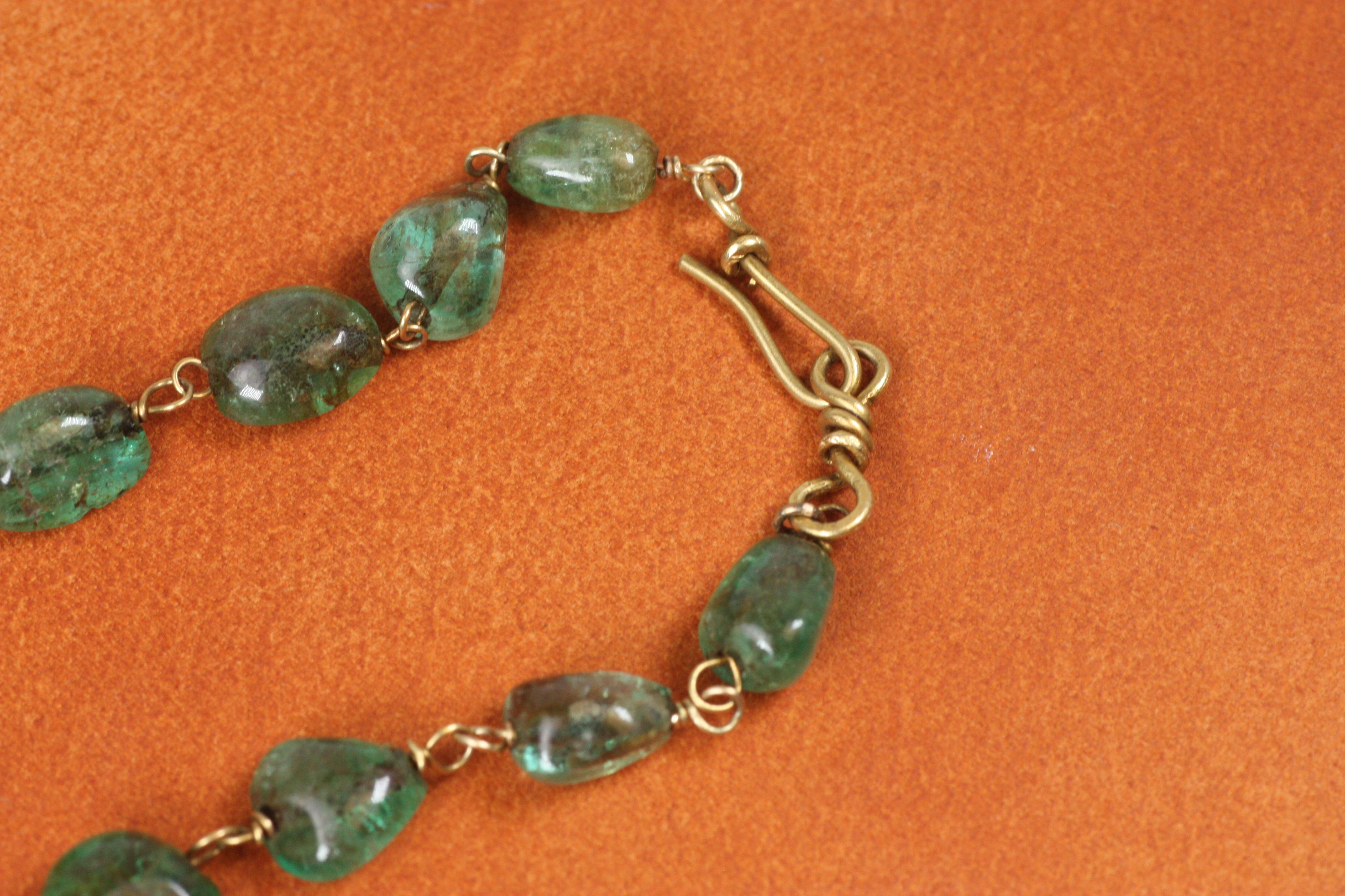 Antica collana di smeraldi e charm d'oro con perline e provenienza in vendita 1