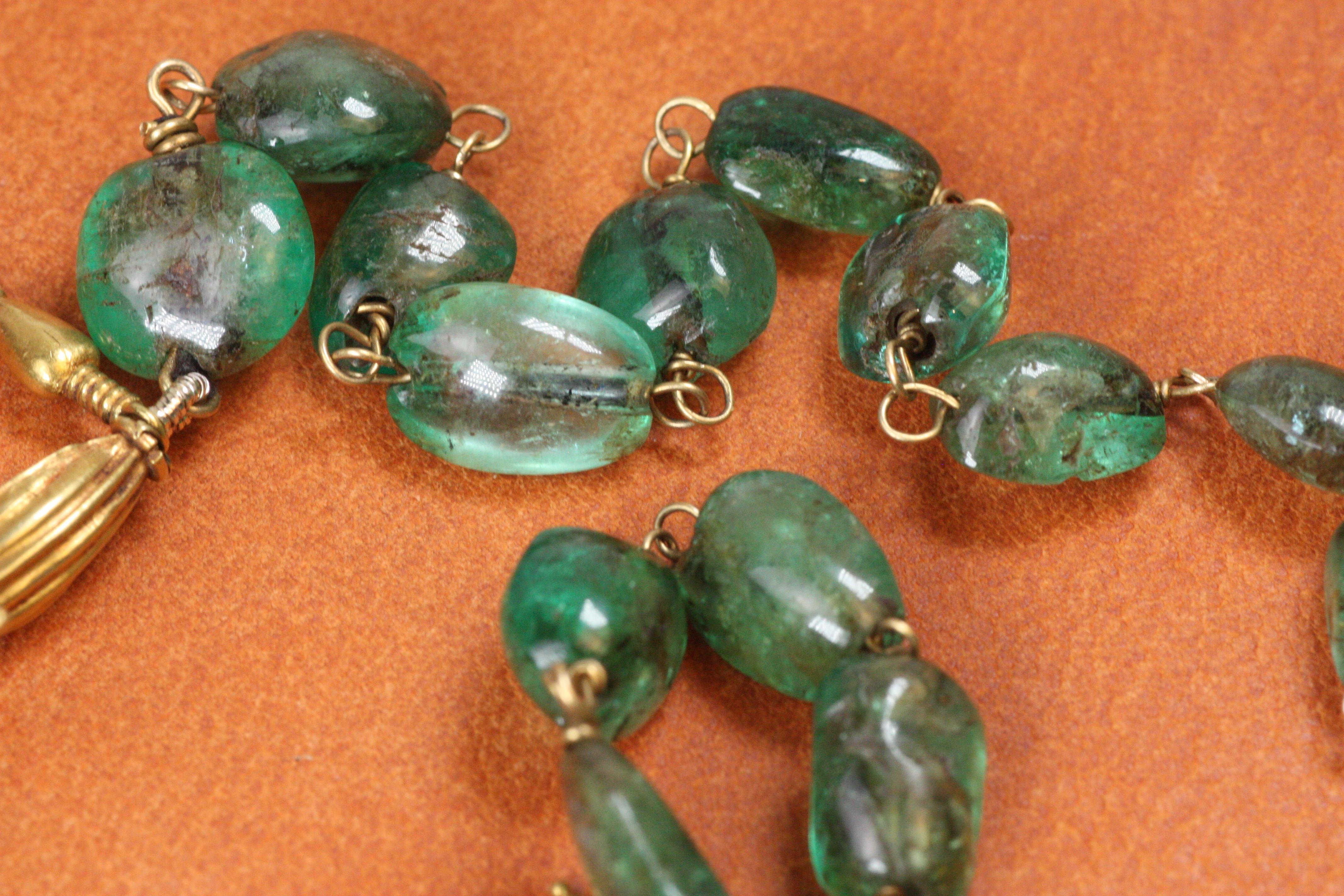 Antica collana di smeraldi e charm d'oro con perline e provenienza in vendita 2