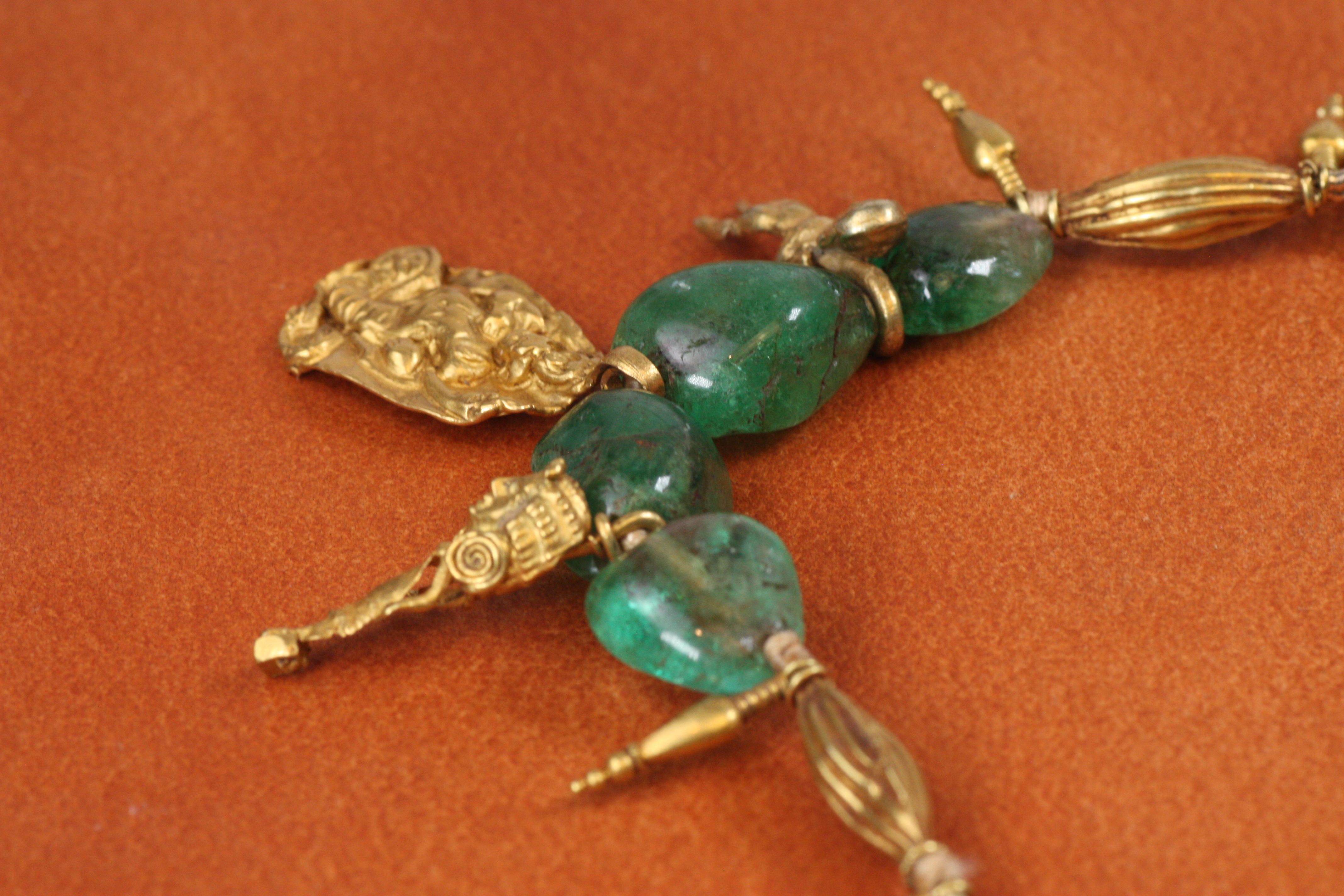 Antica collana di smeraldi e charm d'oro con perline e provenienza in vendita 3