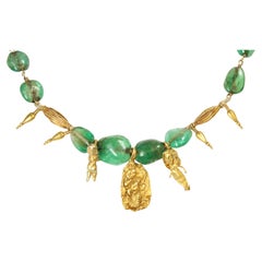 Antiguo collar de cuentas de esmeralda y amuleto de oro con procedencia