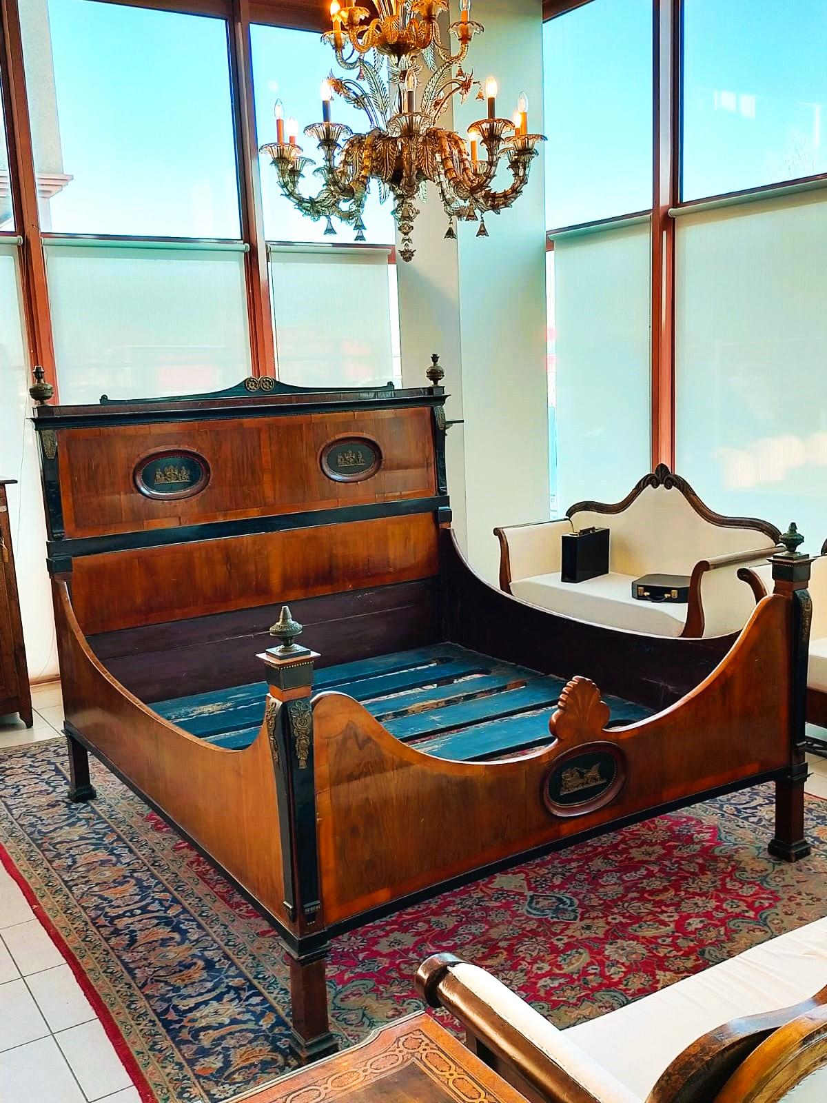 Antikes Empire-Bett, groß und original
Dieses große und originelle antike Empire-Bett stammt aus den frühen 1800er Jahren. Es handelt sich um ein bedeutendes Empire-Bett, das noch nie restauriert wurde und komplett mit allem ausgestattet ist,
