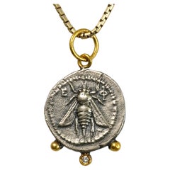 Pendentif en or 925 24K à l'effigie de la reine des abeilles de l'ancienne Éphèse 0,02ct de diamant