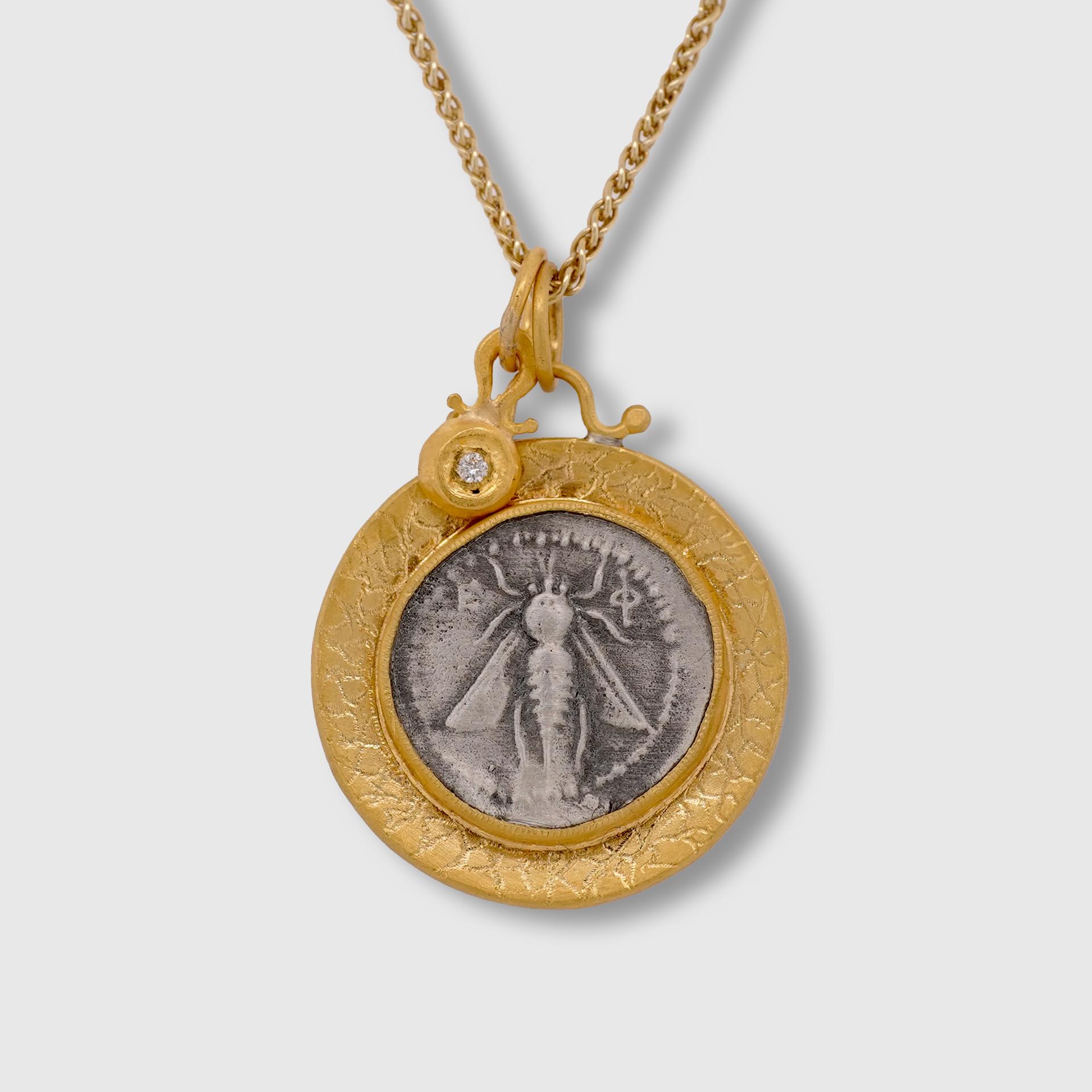 Pendentif en or et argent 24 carats, réplique de la pièce de monnaie de l'ancienne reine abeille d'Éphèse, tétradrachme Neuf - En vente à Bozeman, MT