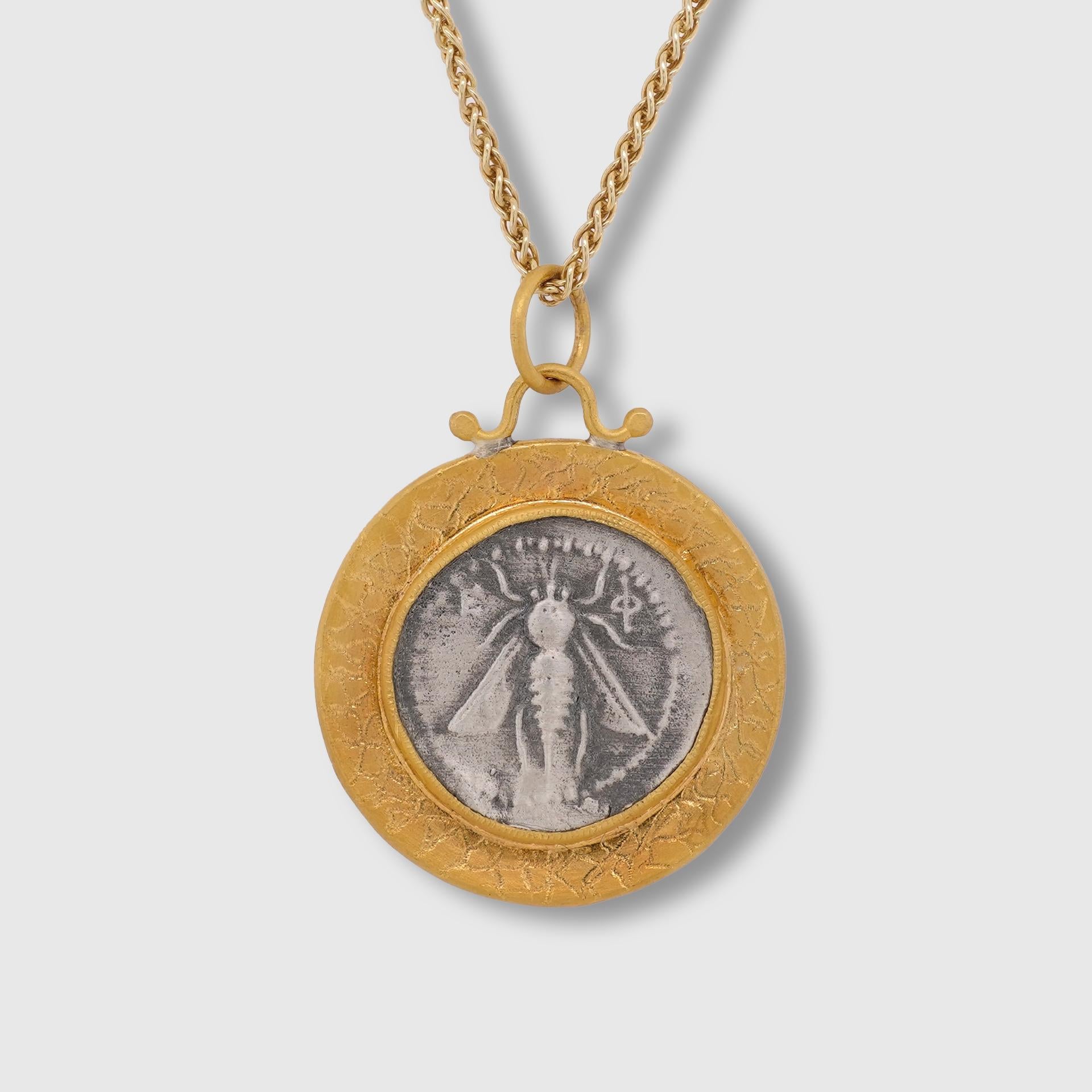 Pendentif en or et argent 24 carats, réplique de la pièce de monnaie de l'ancienne reine abeille d'Éphèse, tétradrachme Unisexe en vente