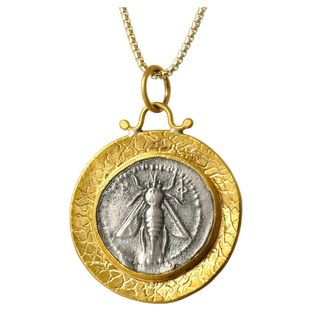 Pendentif en or et argent 24 carats, réplique de la pièce de monnaie de l'ancienne reine abeille d'Éphèse, tétradrachme en vente