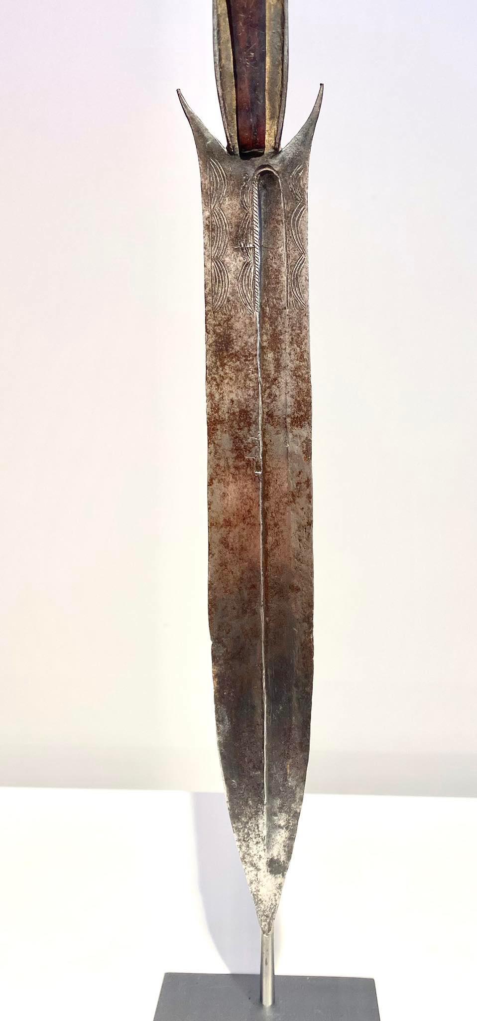 Antigua Espada Fang Ntsakh Ou Fa Pueblo Fang Gabón Arte Africano Congo Siglo XIX en venta 6