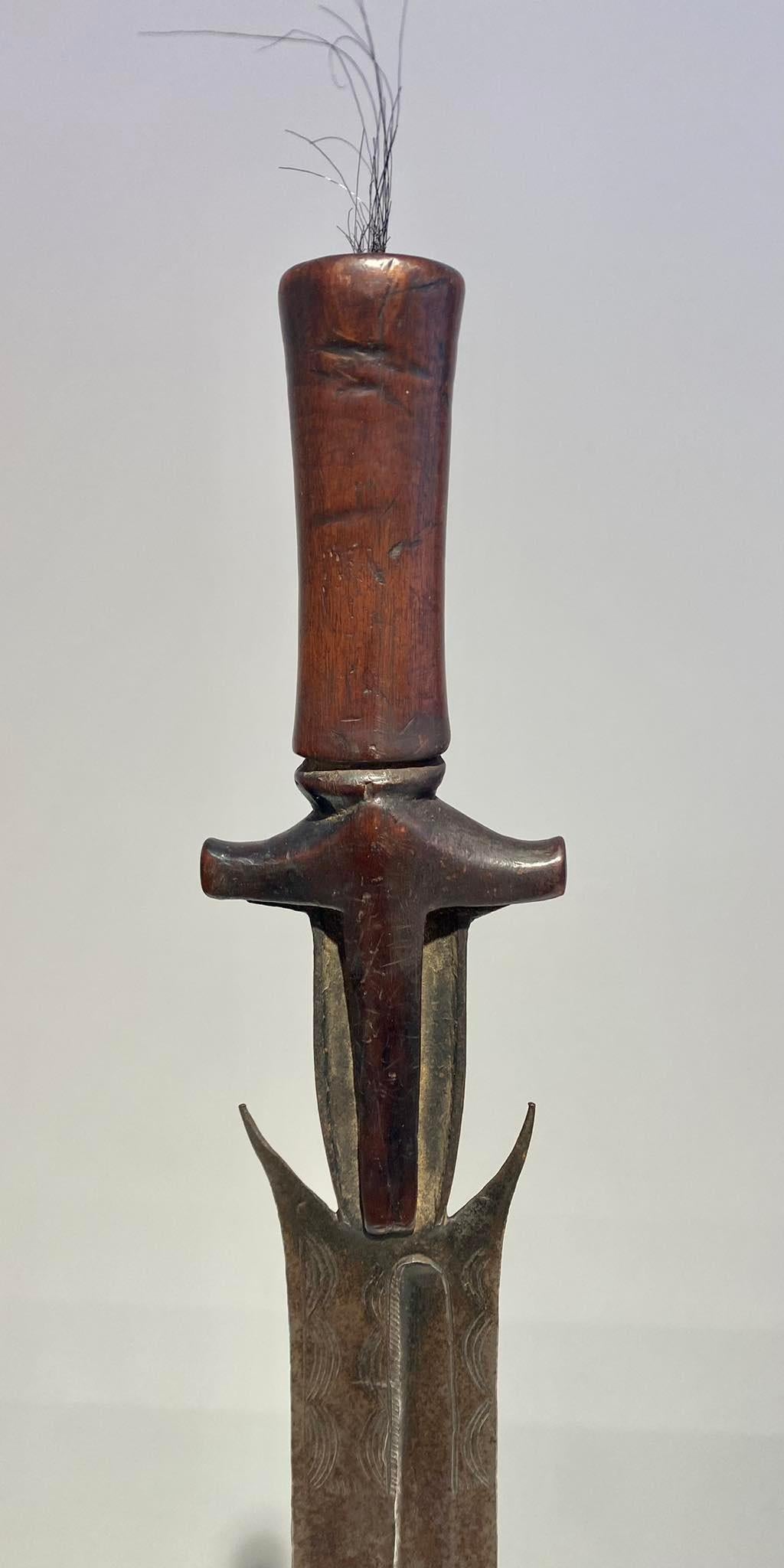 Antigua Espada Fang Ntsakh Ou Fa Pueblo Fang Gabón Arte Africano Congo Siglo XIX en venta 7