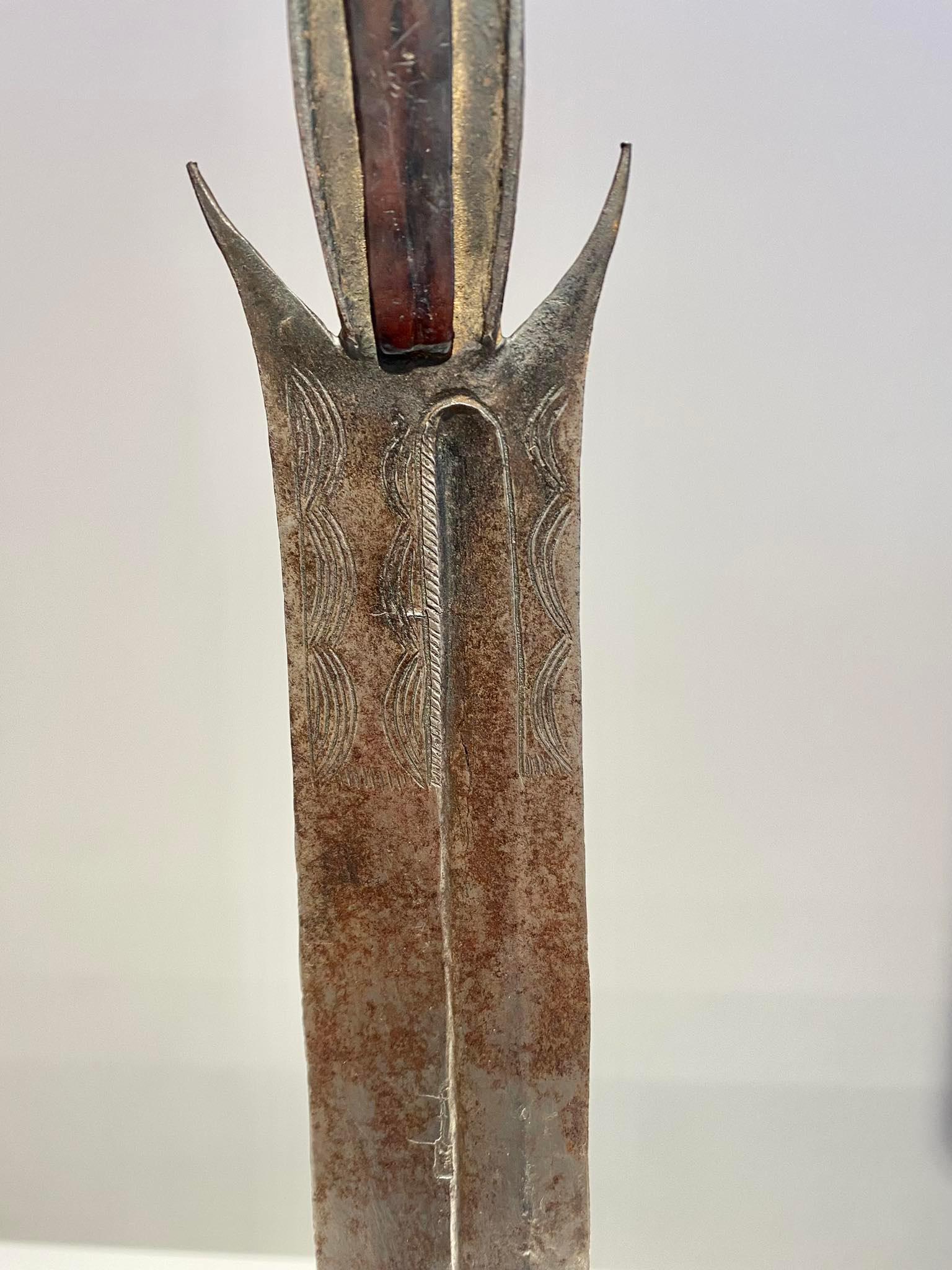 Antigua Espada Fang Ntsakh Ou Fa Pueblo Fang Gabón Arte Africano Congo Siglo XIX en venta 8