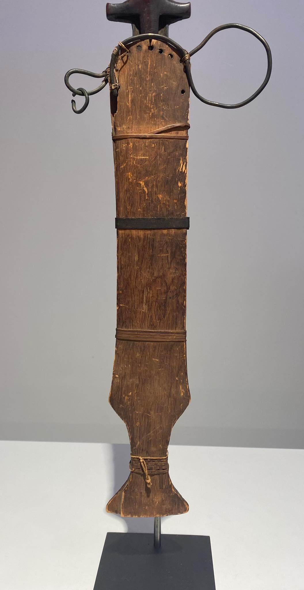 Espada corta Fang muy antigua y excepcional
Personas: Fang
Gabón - Camerún - Guinea Ecuatorial
Periodo: Mediados del siglo XIX - 1880
Longitud: 59 cm con vaina / 54 cm sin vaina
Muy buen estado