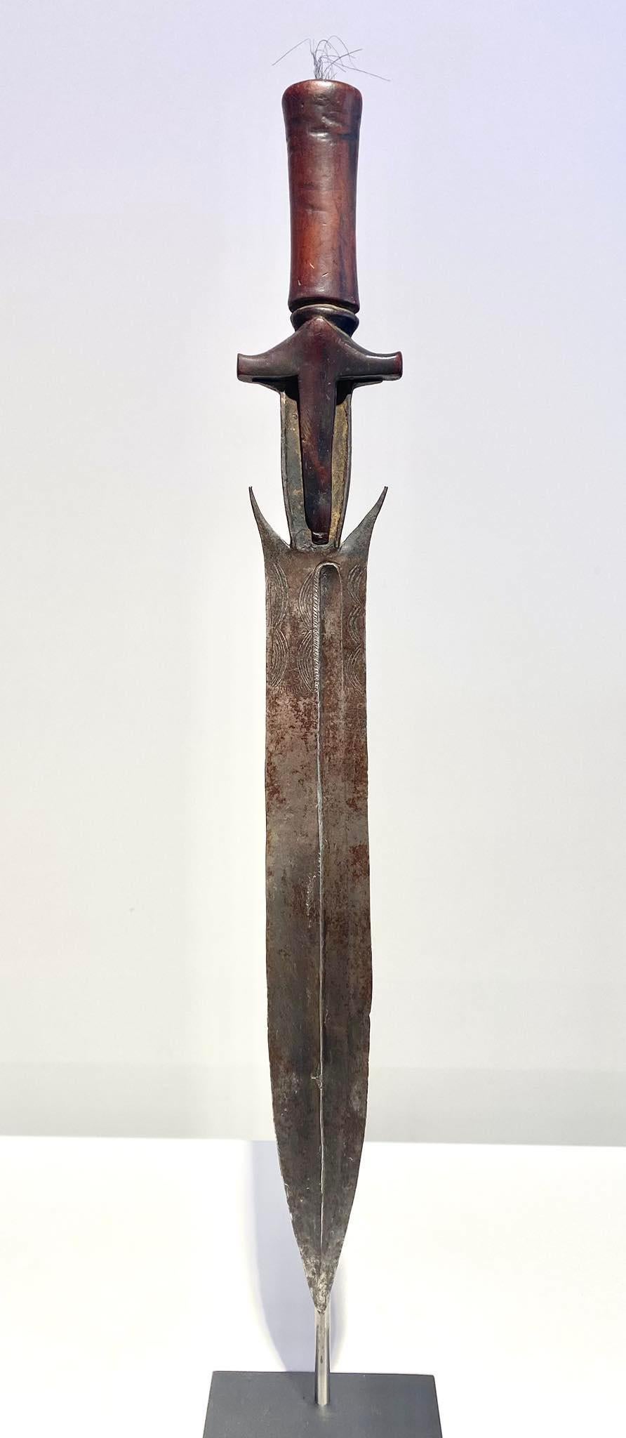 Antigua Espada Fang Ntsakh Ou Fa Pueblo Fang Gabón Arte Africano Congo Siglo XIX en venta 1