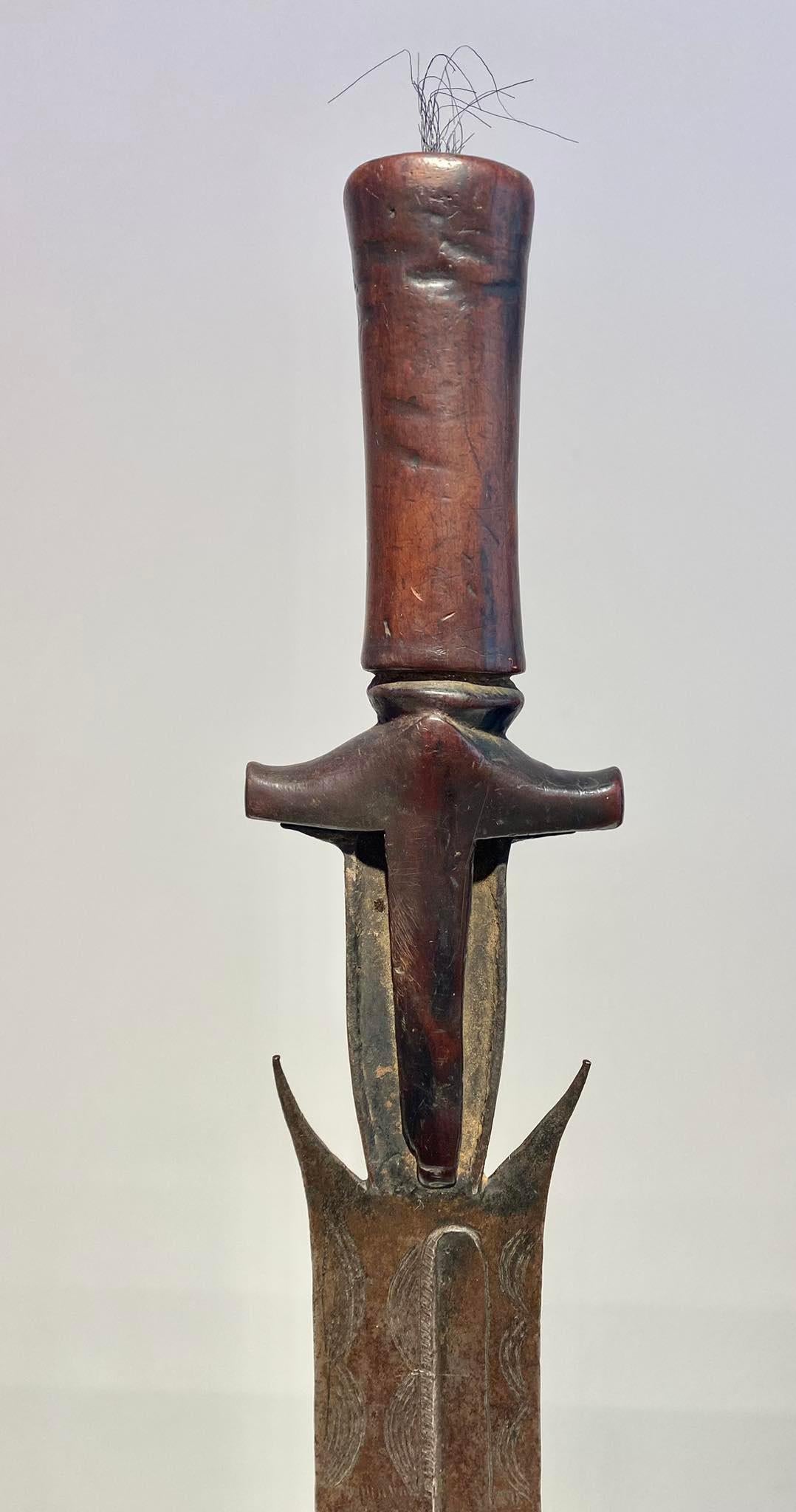 Antigua Espada Fang Ntsakh Ou Fa Pueblo Fang Gabón Arte Africano Congo Siglo XIX en venta 2