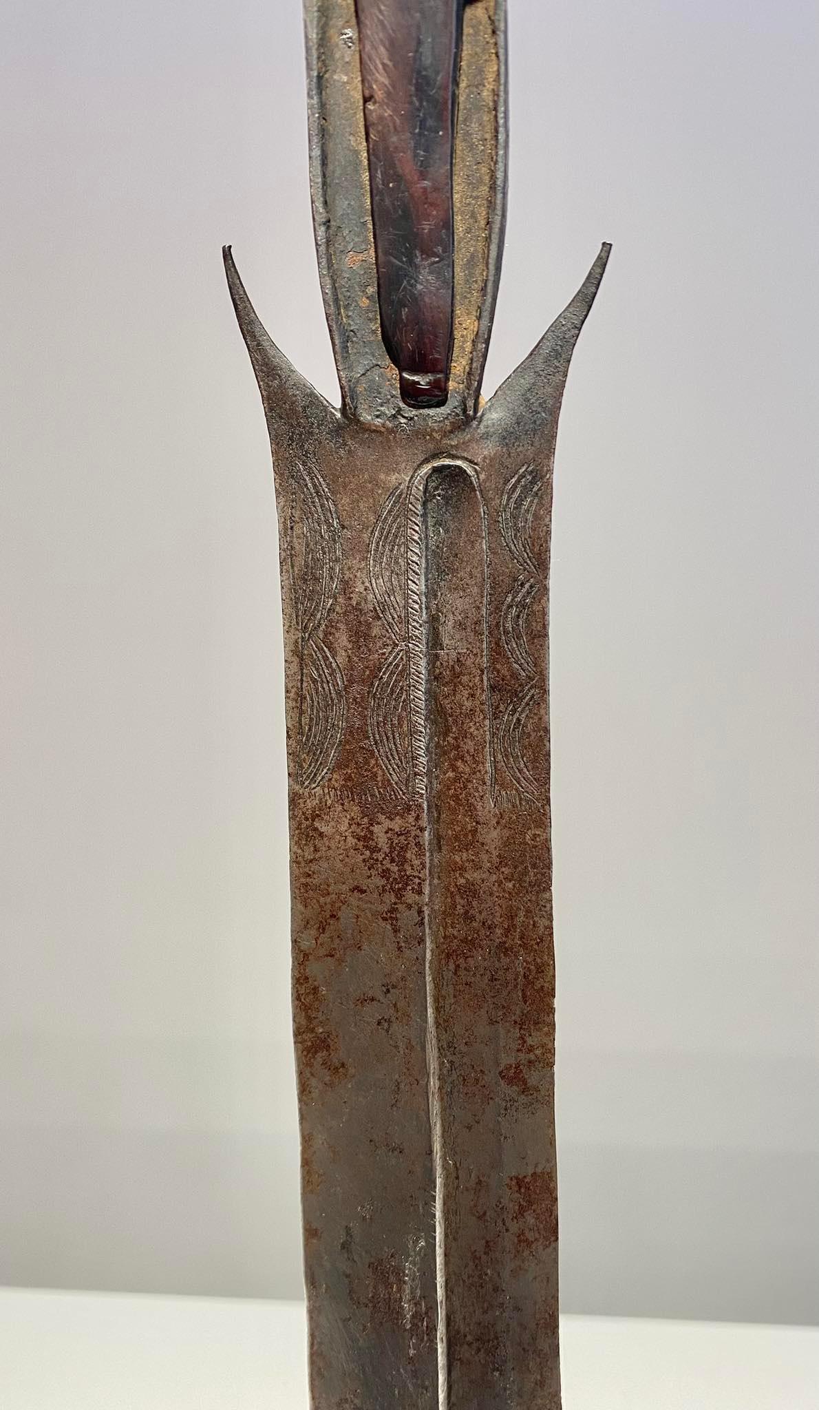 Antigua Espada Fang Ntsakh Ou Fa Pueblo Fang Gabón Arte Africano Congo Siglo XIX en venta 3