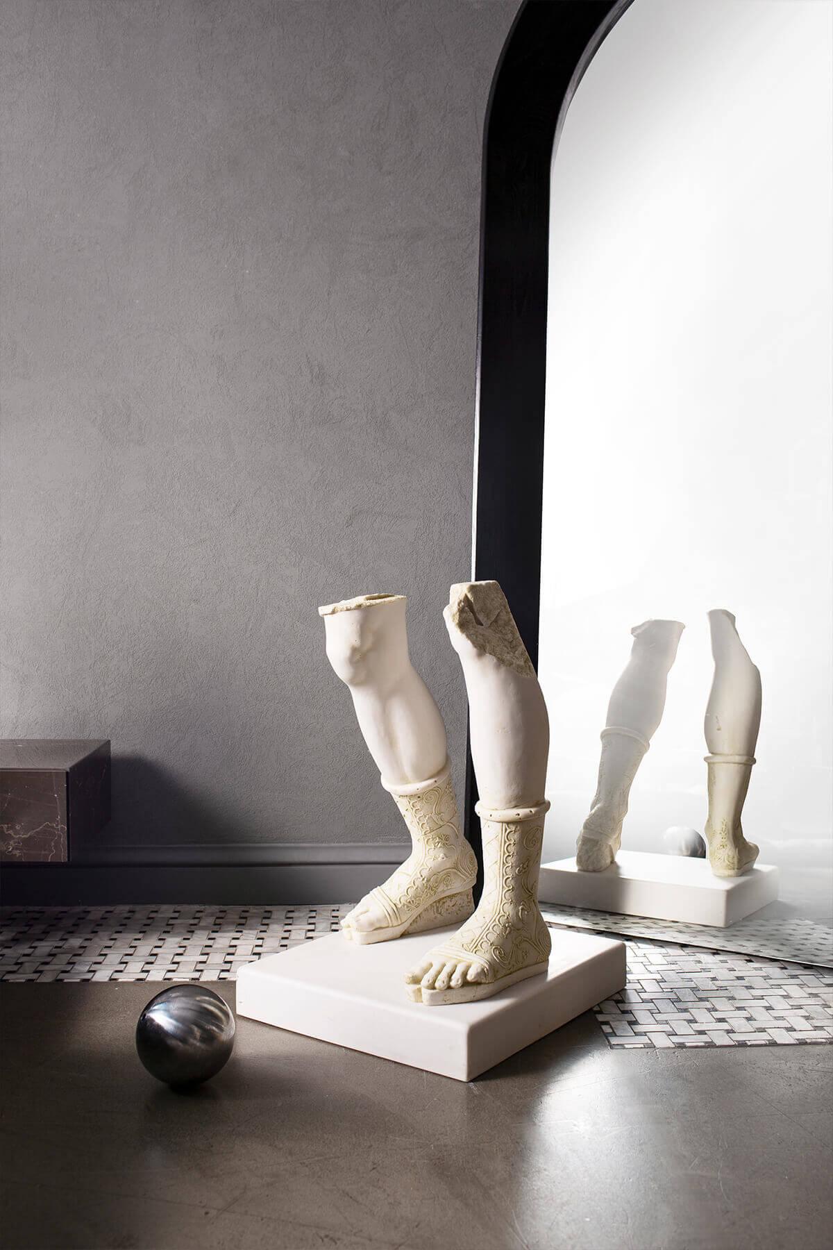 Mesures : Hauteur : 26.3'' / Poids : 60 kg

Dans la mythologie, les héros étaient des hommes et des femmes aux caractéristiques et aux traits de caractère particuliers. Ces pieds sont anonymes mais ils ressemblent à ceux d'Héraclès.

Les musées